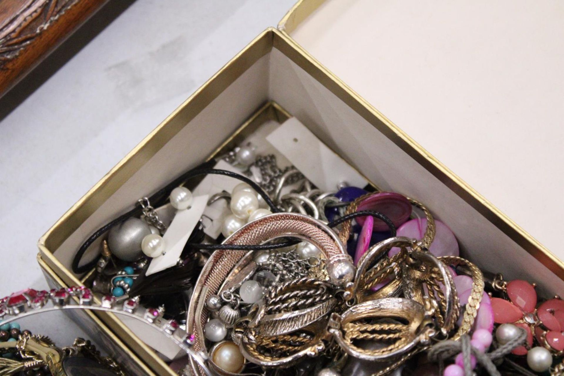 A QUANTITY OF COSTUME JEWELLERY TO INCLUDE NECKLACES, EARRINGS, BANGLES, ETC, IN A DOMED BOX - Image 5 of 5