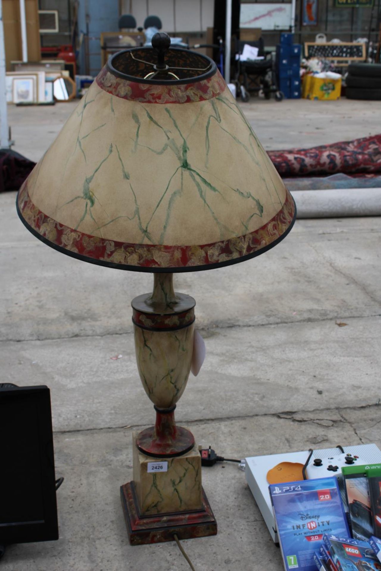 A LARGE ORNATE AND DECORATIVE TABLE LAMP WITH SHADE - Image 2 of 3