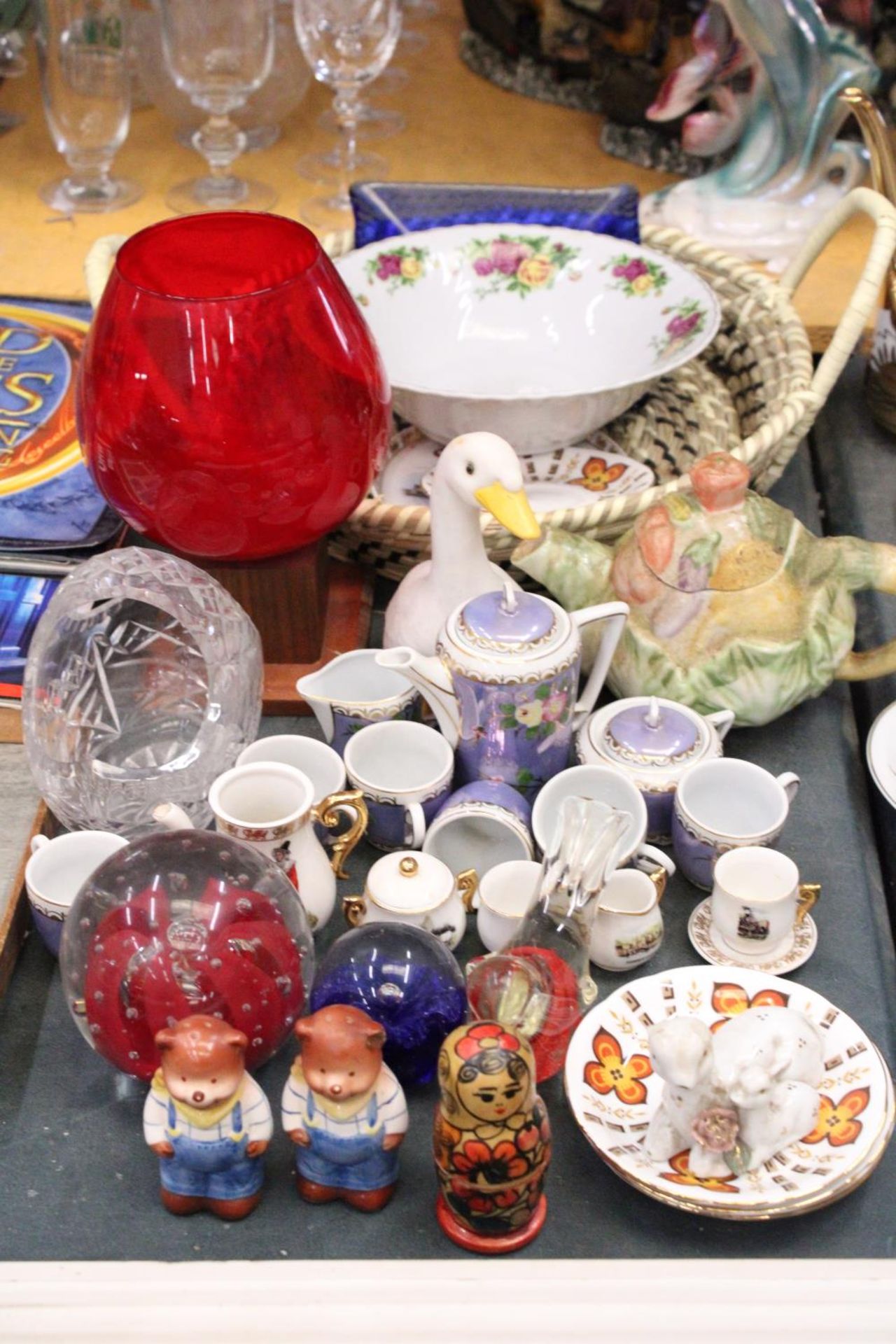 A LARGE MIXED LOT TO INCLUDE A MINIATURE TEASET, NOVELTY SALT AND PEPPER POTS, PAPER WEIGHTS,