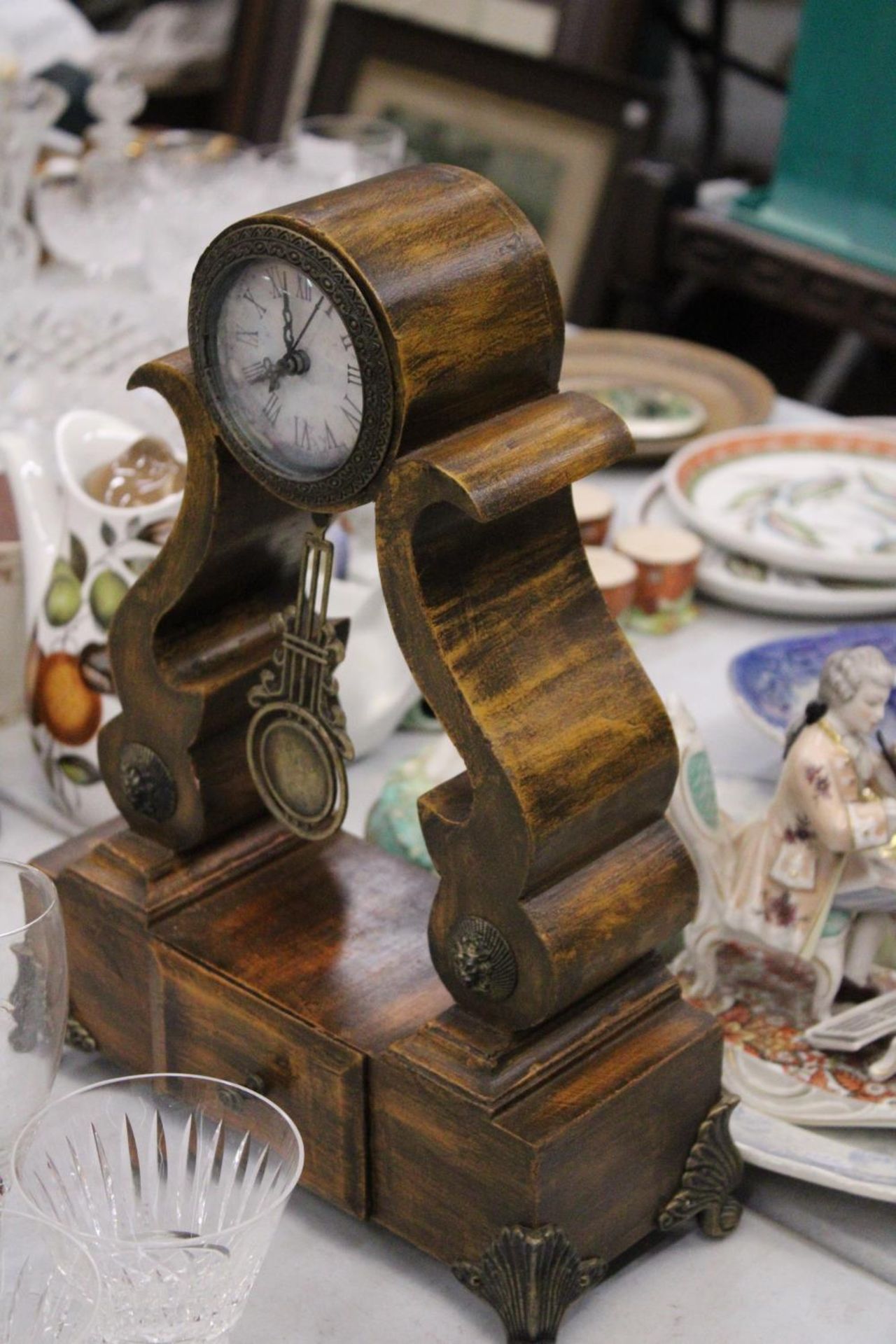 A BATTERY OPERATED WOODEN MANTEL CLOCK WITH DRAW - APPROXAMTLEY 38CM - Image 3 of 4