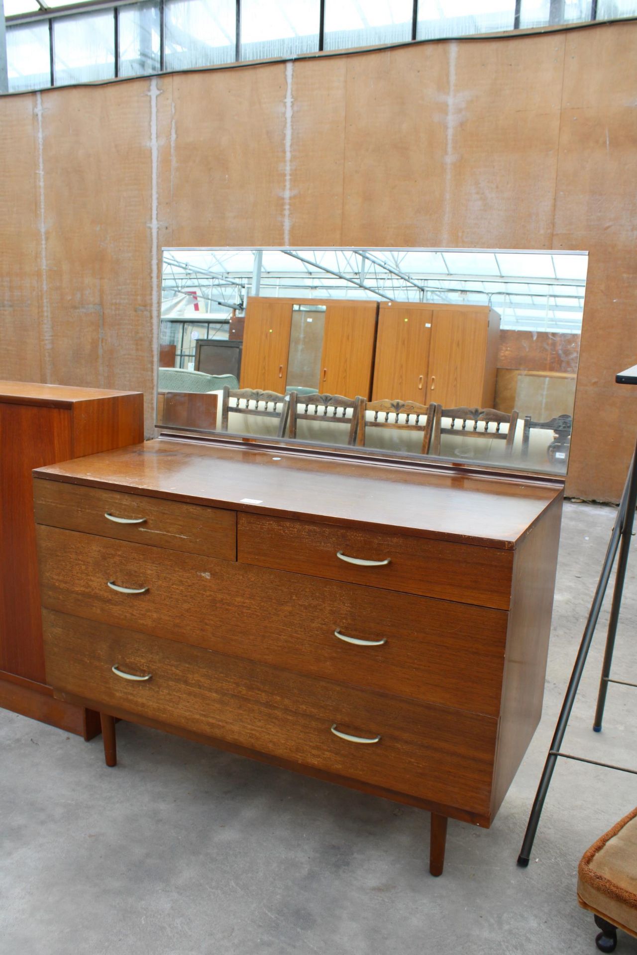 A MID CENTURY STAG FURNITURE, RETRO TEAK DRESSING CHEST OF DRAWERS TO INCLUDE TWO SHORT AND TWO LONG