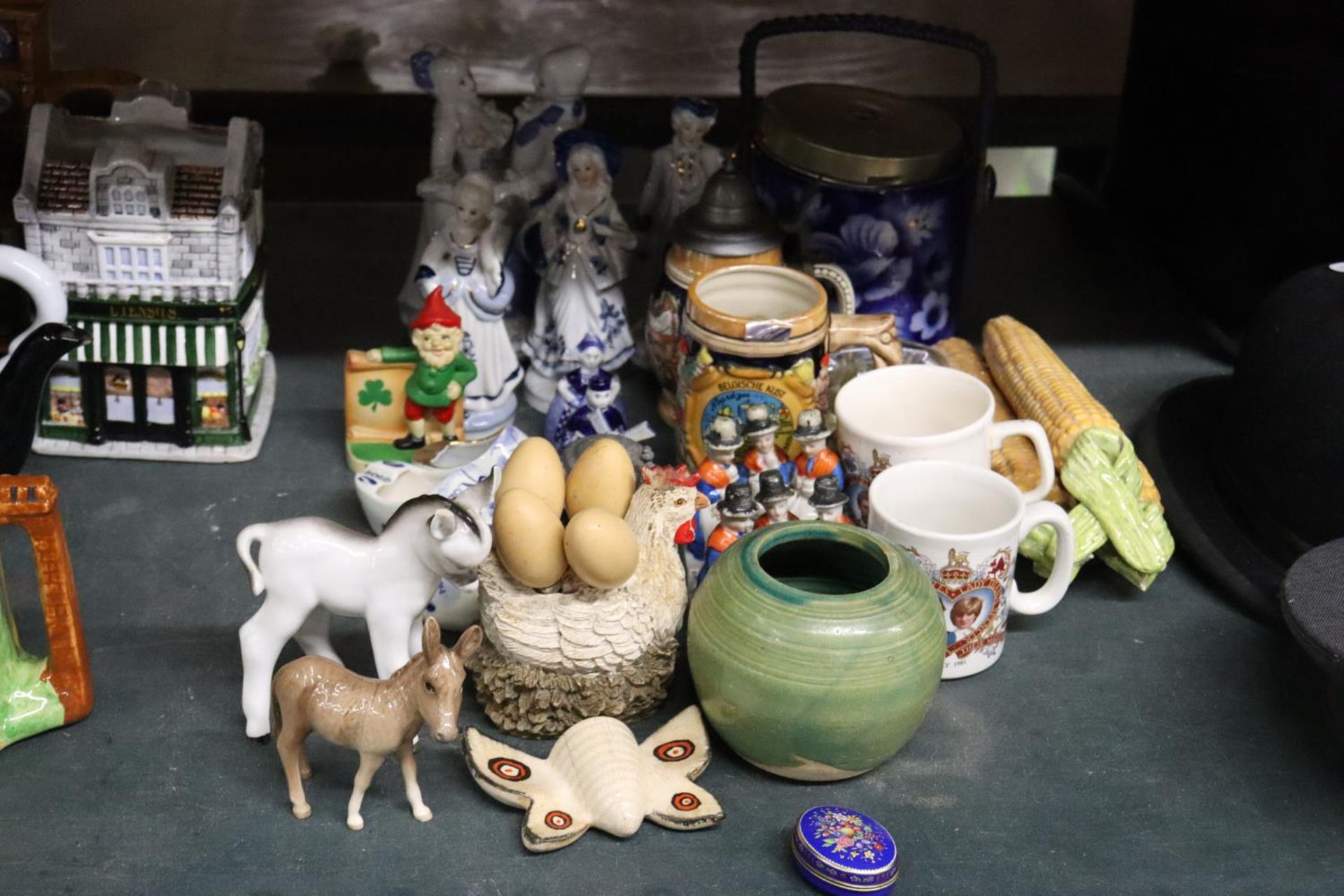 A MIXED LOT OF CERAMICS TO INCLUDE CONTINENTAL FIGURES, DONKEYS, COMMEMORATIVE MUGS, STEINS, DELFT