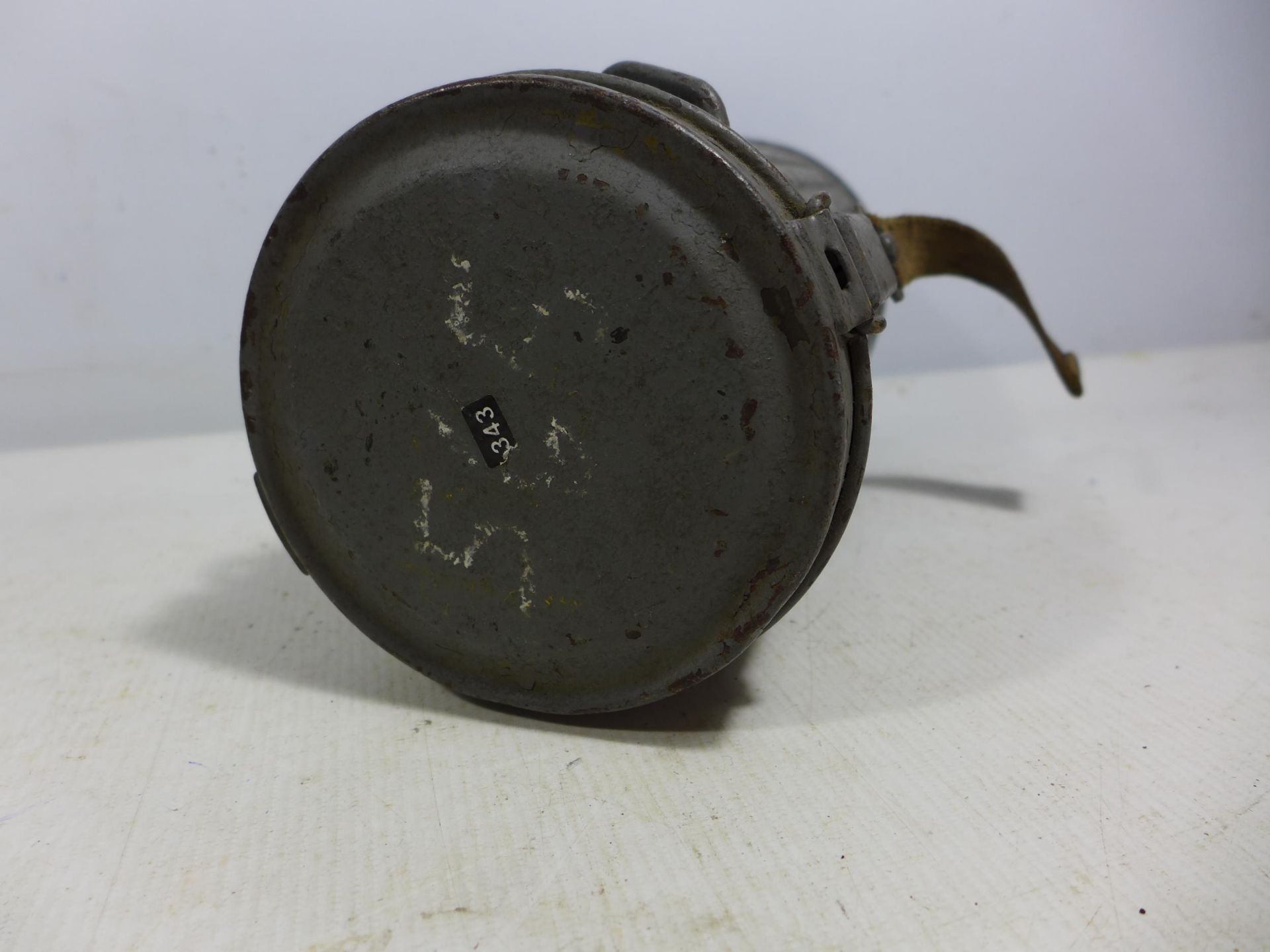 A MID 20TH CENTURY GERMAN GAS MASK AND METAL CONTAINER - Image 5 of 5