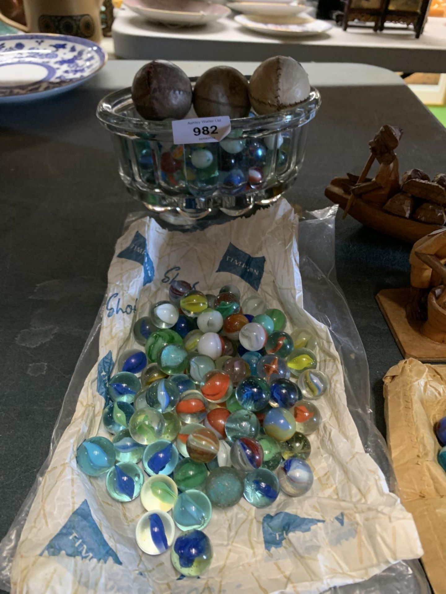 A QUANTITY OF MARBLES TO INCLUDE A GLASS JELLY MOULD, THREE VINTAGE BALLS PLUS TWO WOODEN FIGURE - Bild 2 aus 4