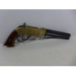 A GOOD QUALITY NON FIRING MODEL DISPLAY VOLCANIC PISTOL, 16CM BARREL, LENGTH 32CM