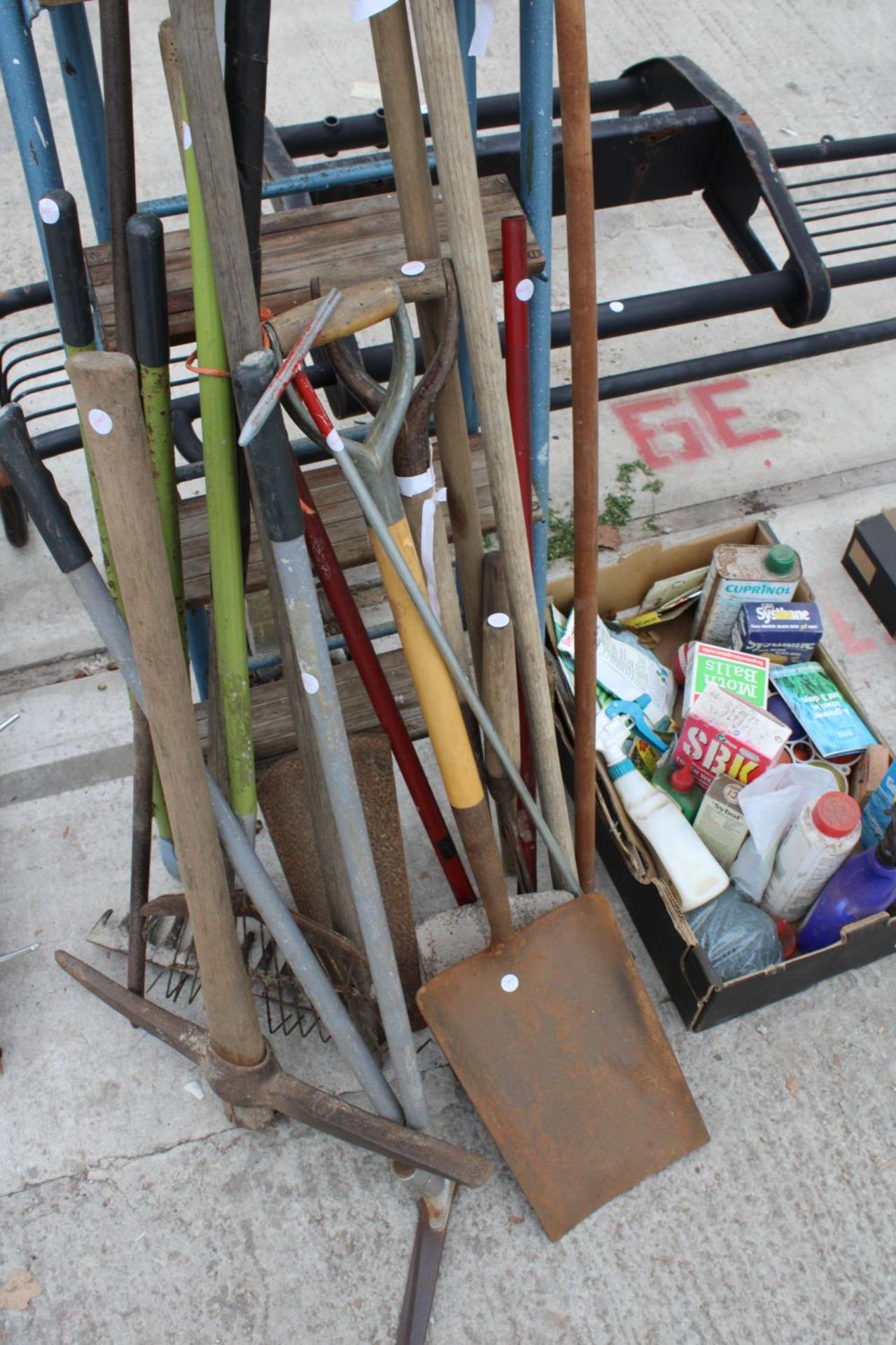 AN ASSORTMENT OF GARDEN TOOLS TO INCLUDE SHOVELS, SPADES AND A STEP LADDER ETC - Image 2 of 4