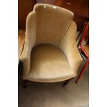 AN EDWARDIAN UPHOLSTERED LOUNGE CHAIR ON MAHOGANY AND INLAID TAPERING FRONT LEGS