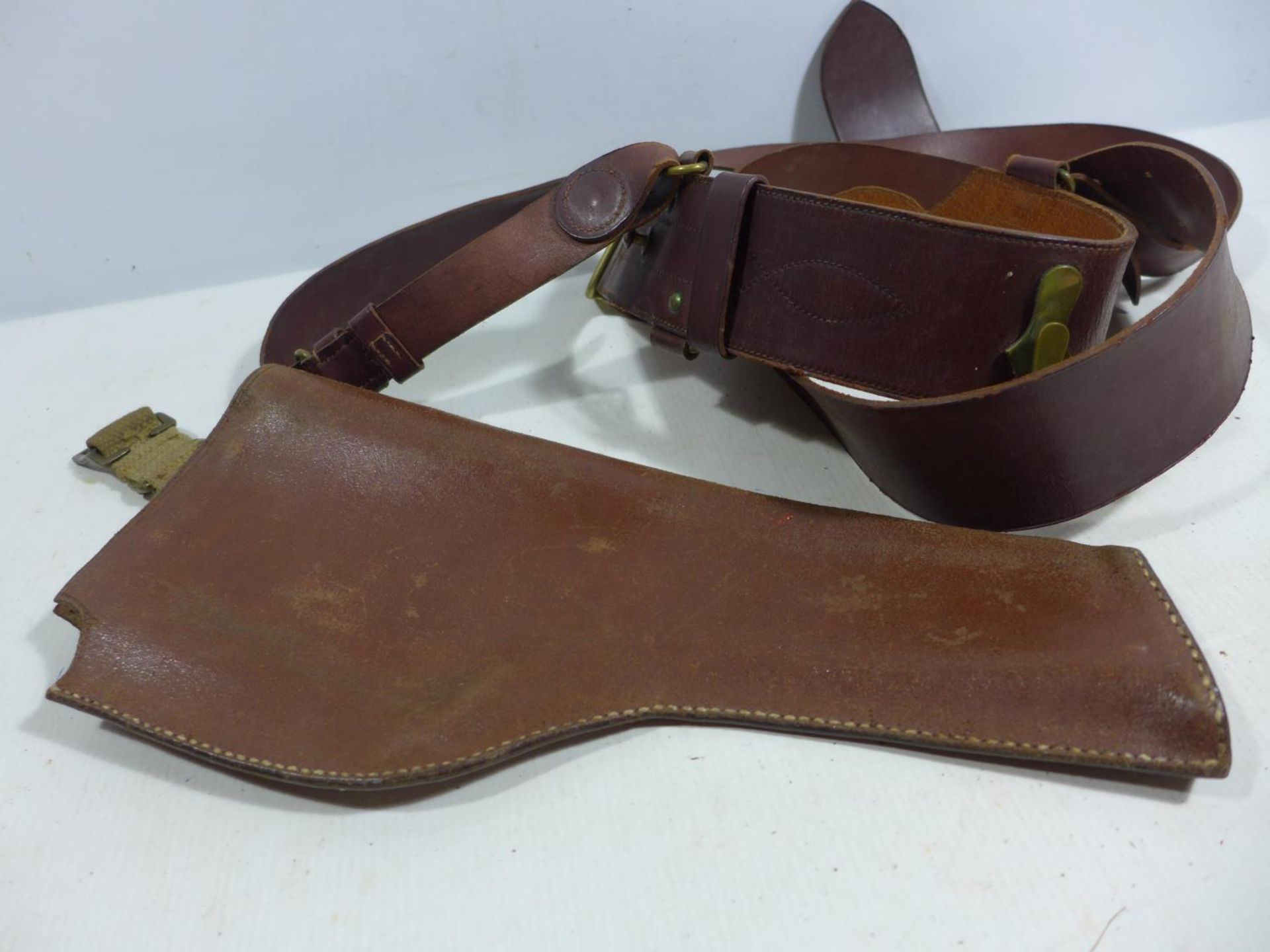 A MILITARY BROWN LEATHER GUN HOLSTER AND LEATHER SAM BROWNE BELT - Bild 2 aus 3
