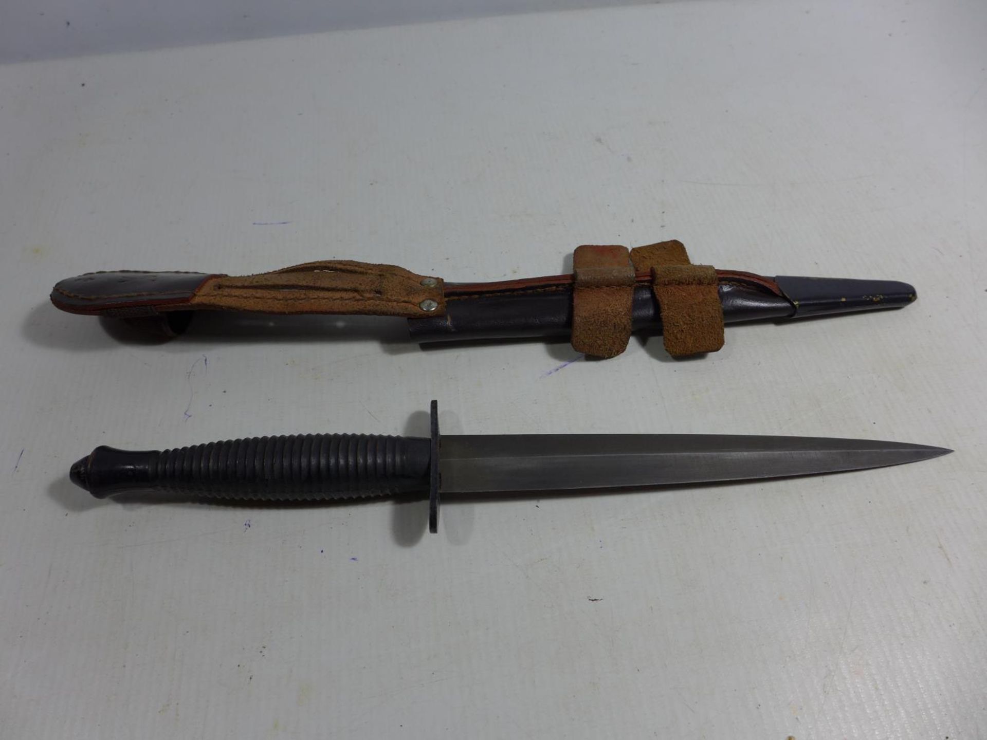 A MID TO LATE 20TH CENTURY FAIRBAIRN SYKES FIGHTING KNIFE AND SCABBARD, 17.5CM BLADE, CROSSGUARD - Image 3 of 4