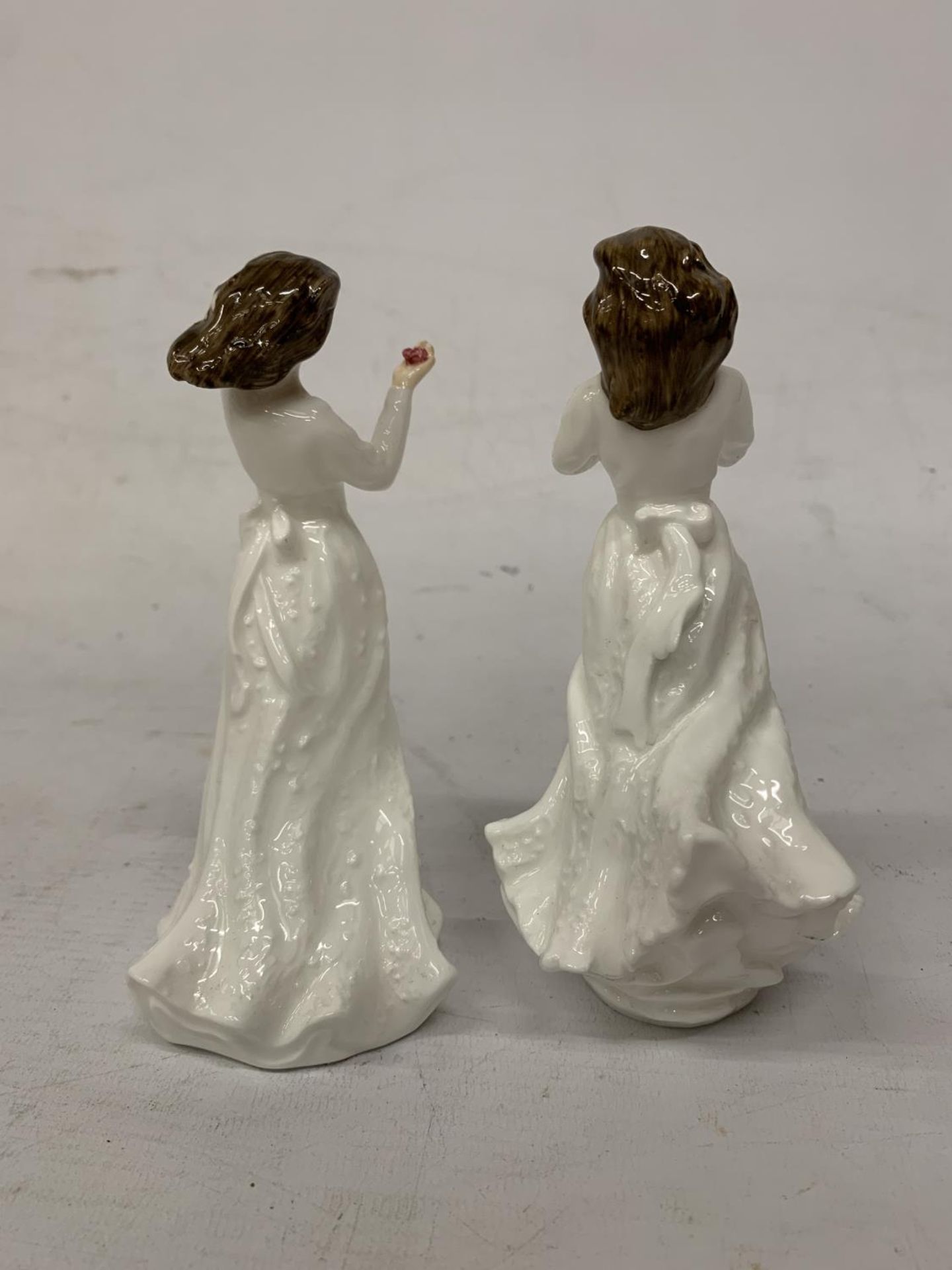 TWO ROYAL DOULTON FIGURES "WITH LOVE" AND "FORGET-ME-NOT" - Bild 3 aus 4