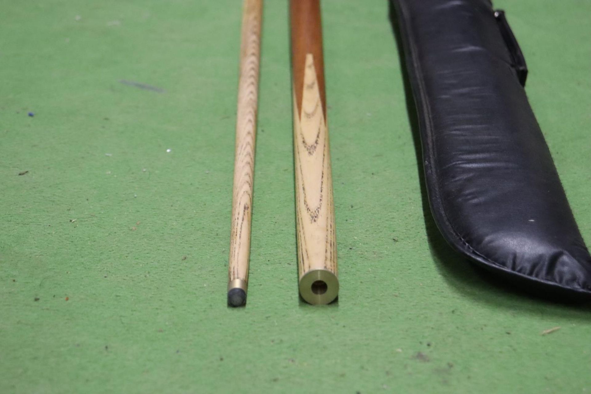 A SNOOKER CUE IN A SOFT CASE - Image 5 of 6