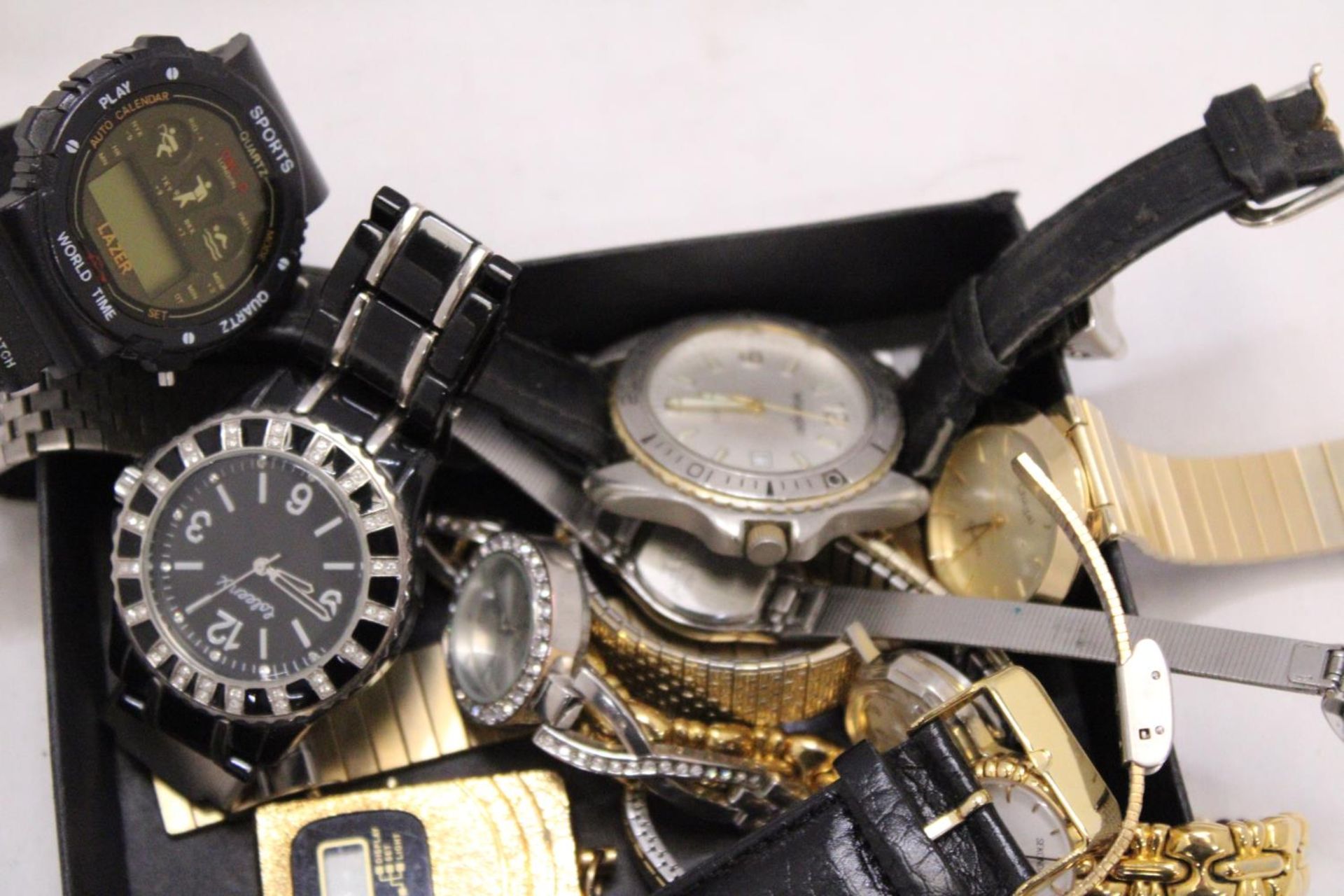 A MIXED LOT OF VINTAGE MECHANICAL AND QUARTZ WATCHES - Bild 5 aus 6