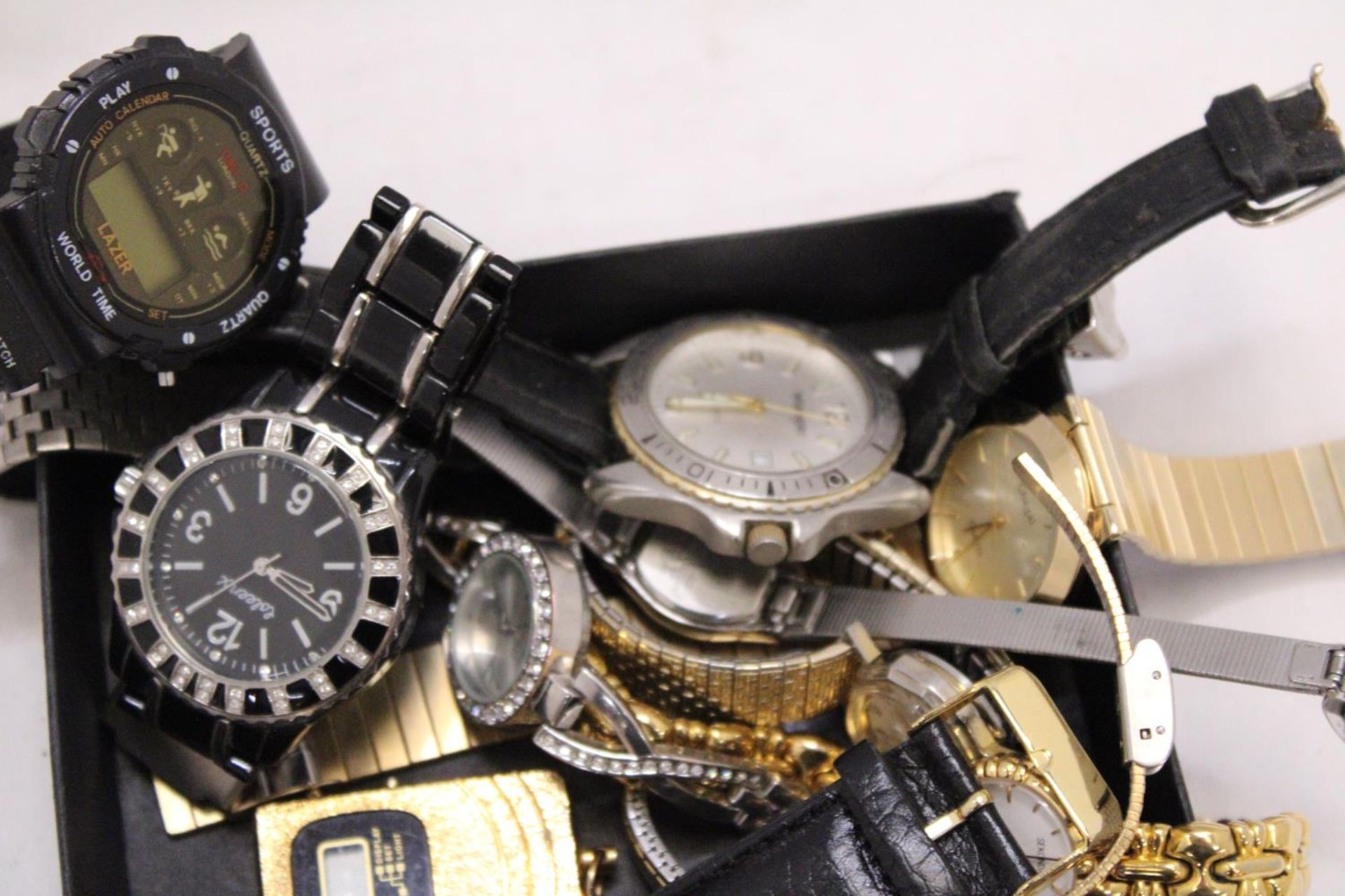 A MIXED LOT OF VINTAGE MECHANICAL AND QUARTZ WATCHES - Image 5 of 6