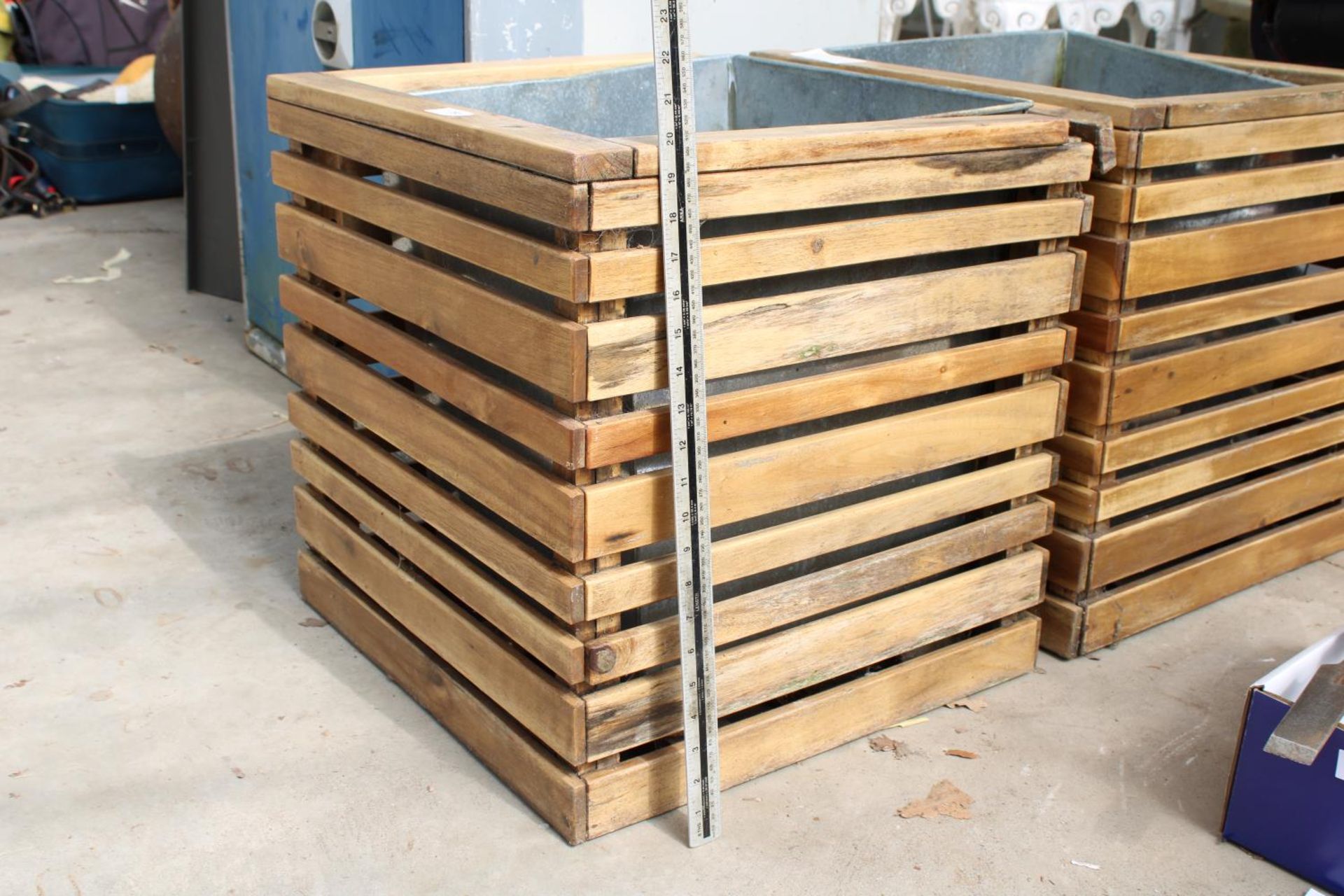 A PAIR OF WOODEN PLANTERS WITH GALVANISED LINERS - Image 2 of 3