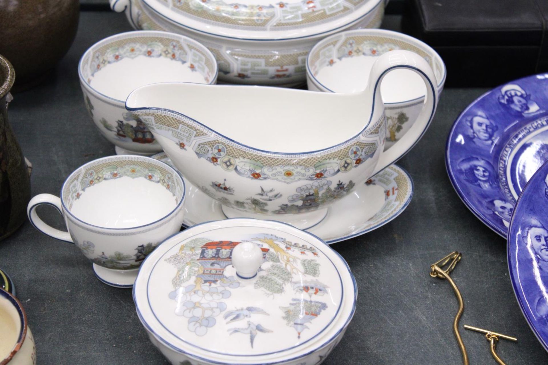 A PART ORIENTAL STYLE WEDGWOOD DINNER SERVICE TO INCLUDE A GRAVY JUG, CUP, PLATES ETC - Bild 3 aus 6
