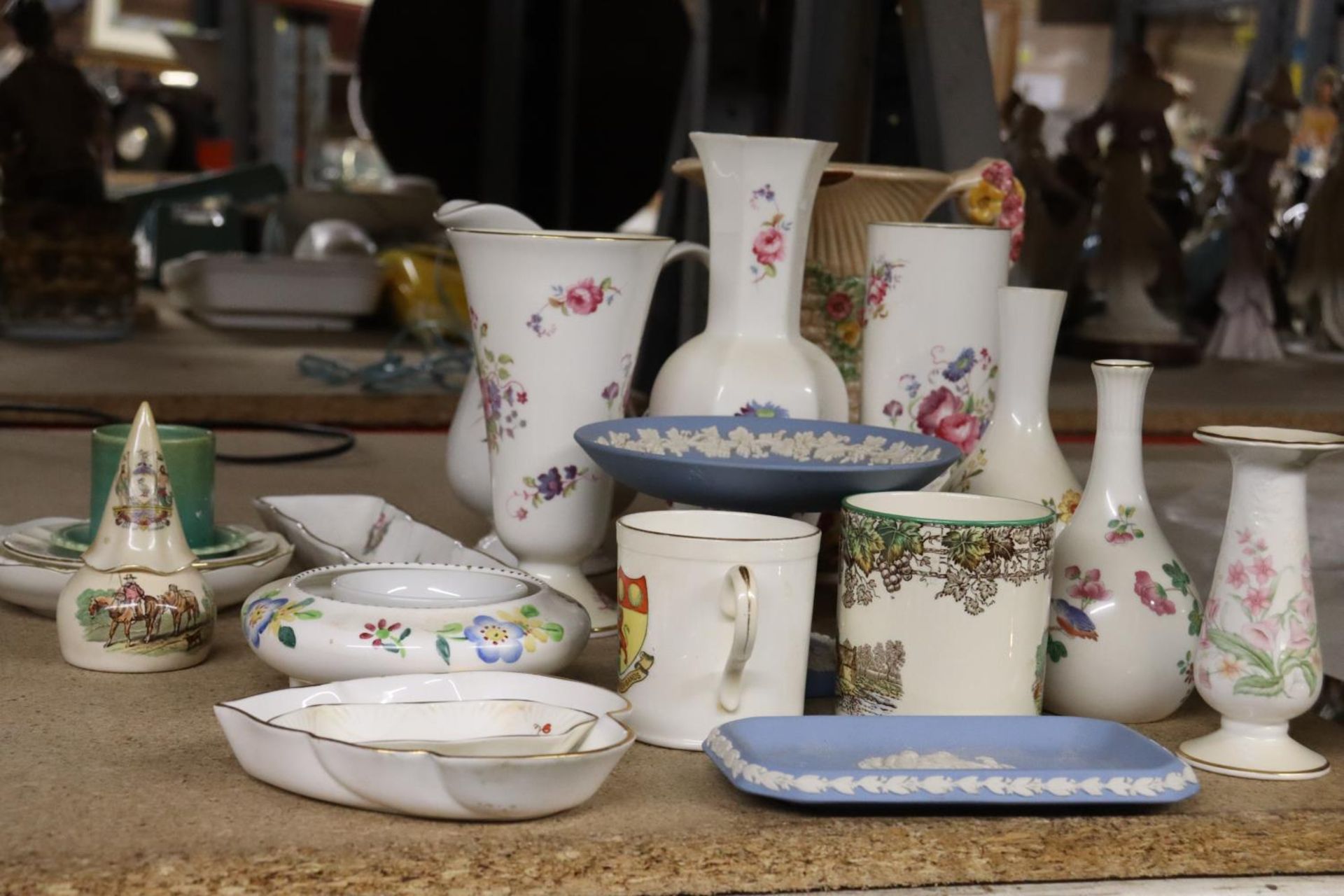 A MIXED LOT TO INCLUDE WEDGEWOOD, ROYAL ALBERT, COALPORT, ROYAL WINTON ETC