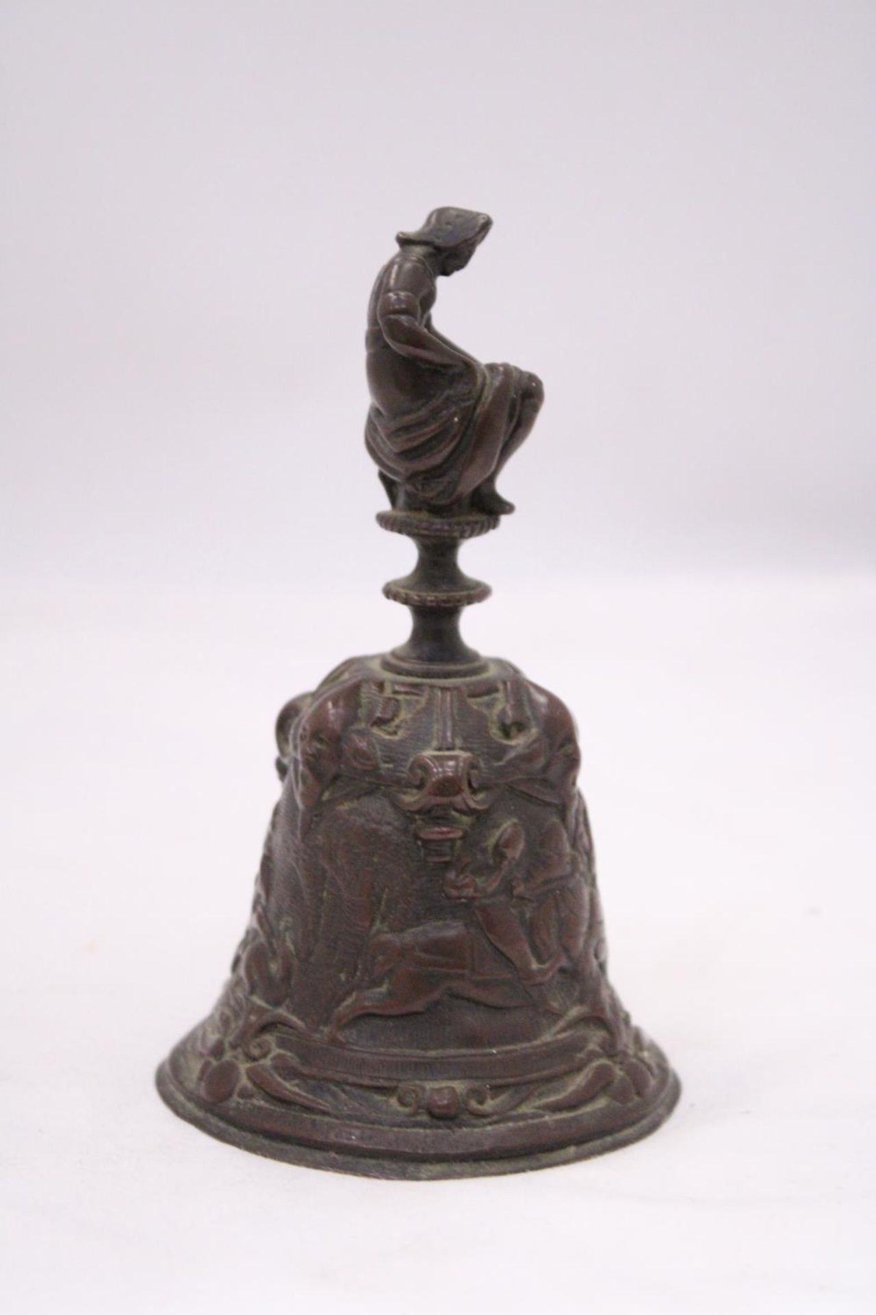 A ORIENTAL BRONZE BELL DEPICTING A HUNTING SCENE AROUND BASE OF BELL - Image 5 of 6