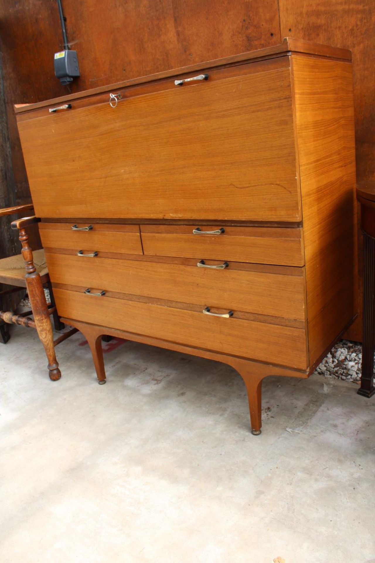 A RETRO TEAK BUREAU WITH DROP-DOWN FLAP, 2 SHORT AND 2 LONG DRAWERS TO BASE - Image 2 of 4