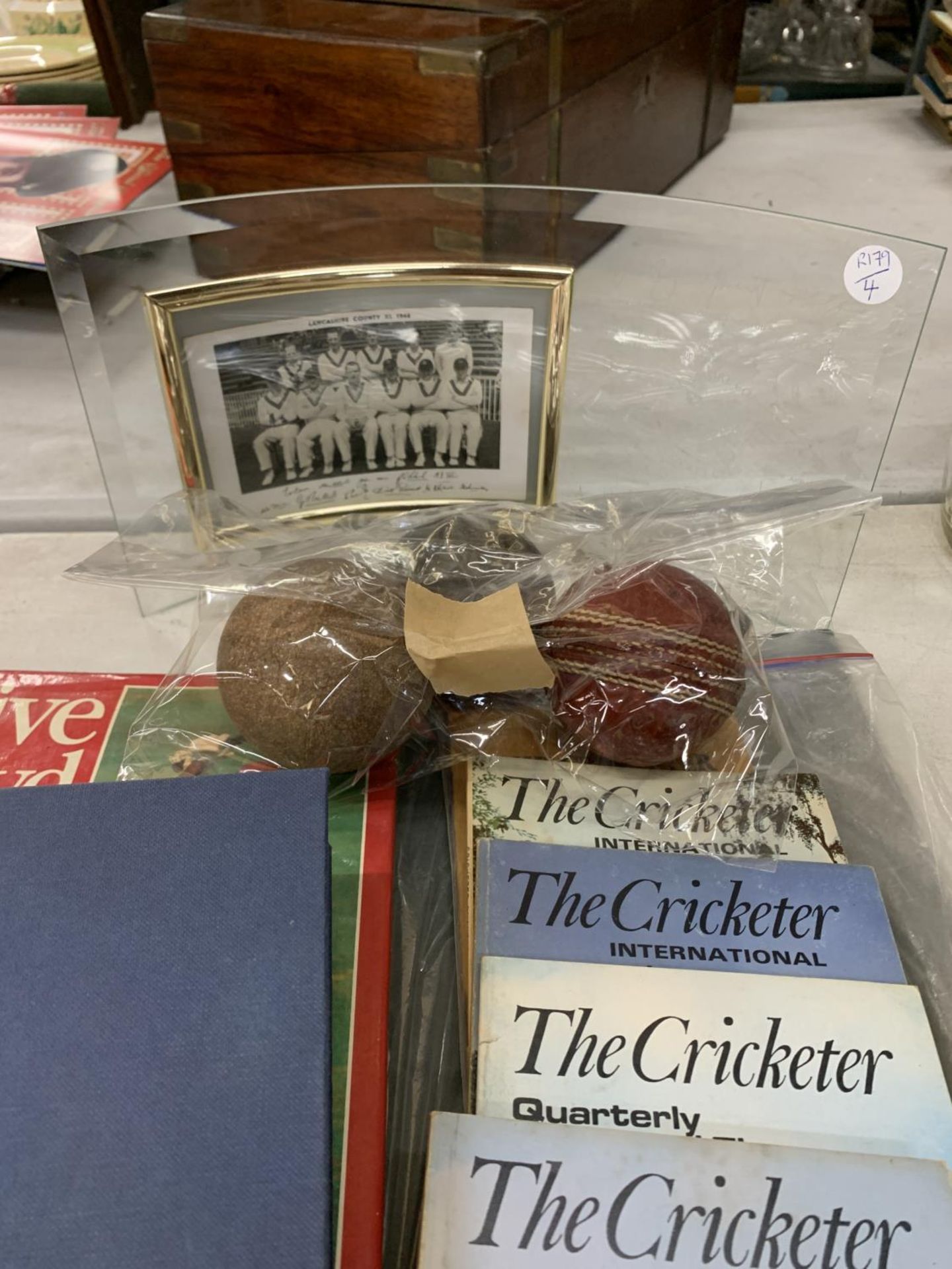 A COLLECTION OF VINTAGE LANCASHIRE CRICKET CLUB ITEMS TO INCLUDE BOOKS, A SIGNED 1948 PHOTO AND - Image 2 of 3