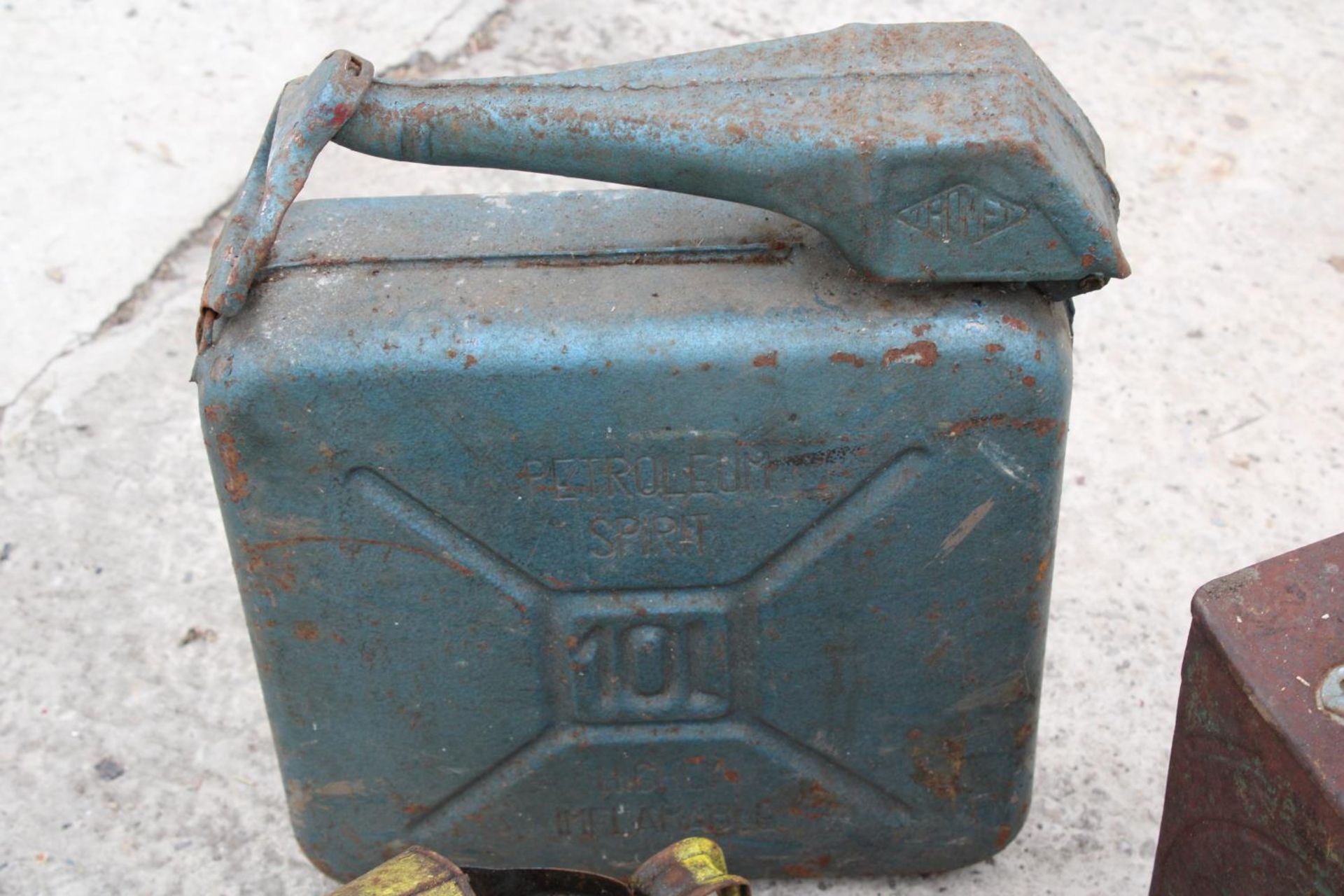 AN ASSORTMENT OF POIL JUGS AND FUEL CANS ETC - Bild 3 aus 7