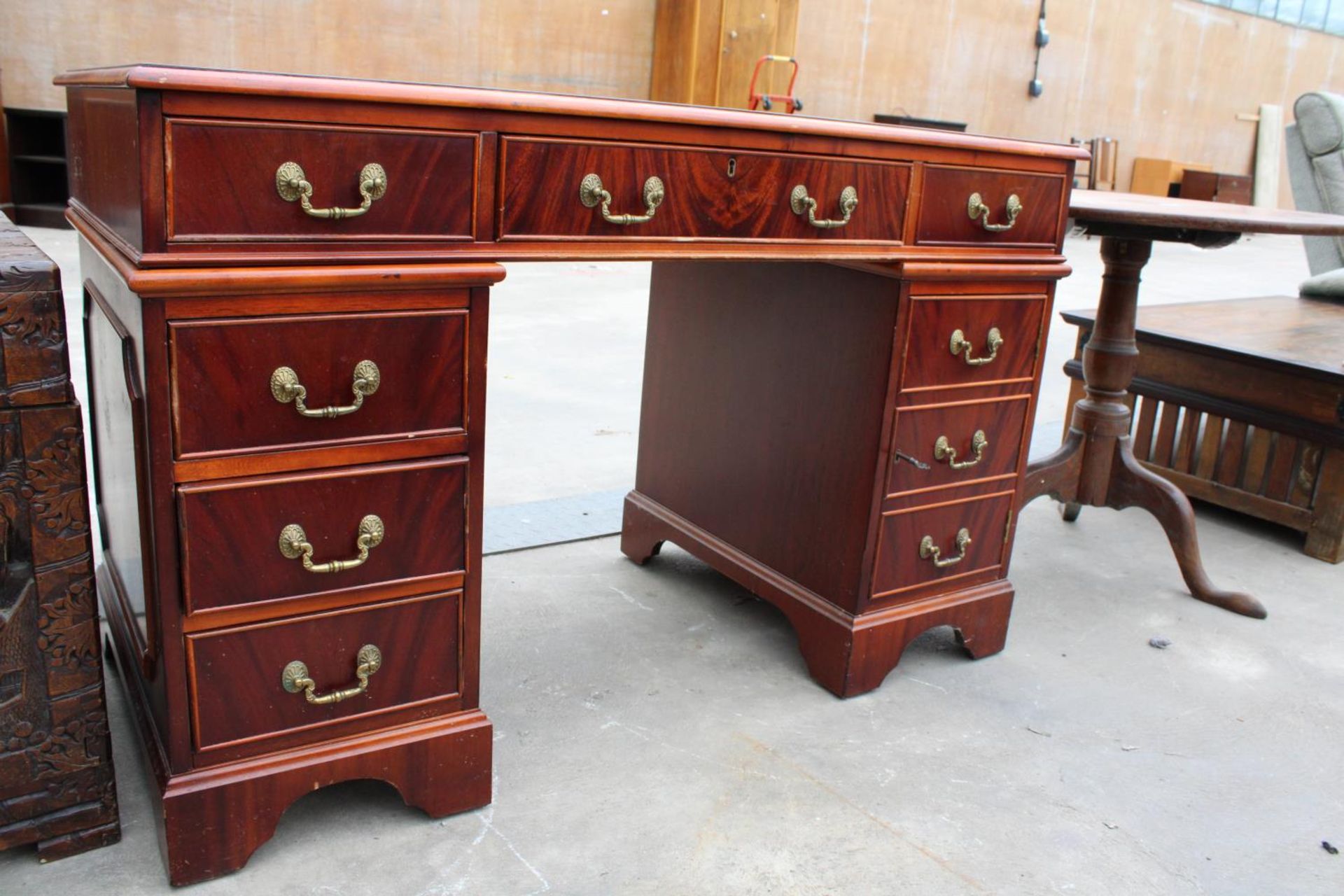A REPRODUCTION MAHOGANY TWIN PEDESTAL DESK WITH INSET LEATHER TOP ENCLOSING SIX DRAWERS AND THREE - Image 2 of 5