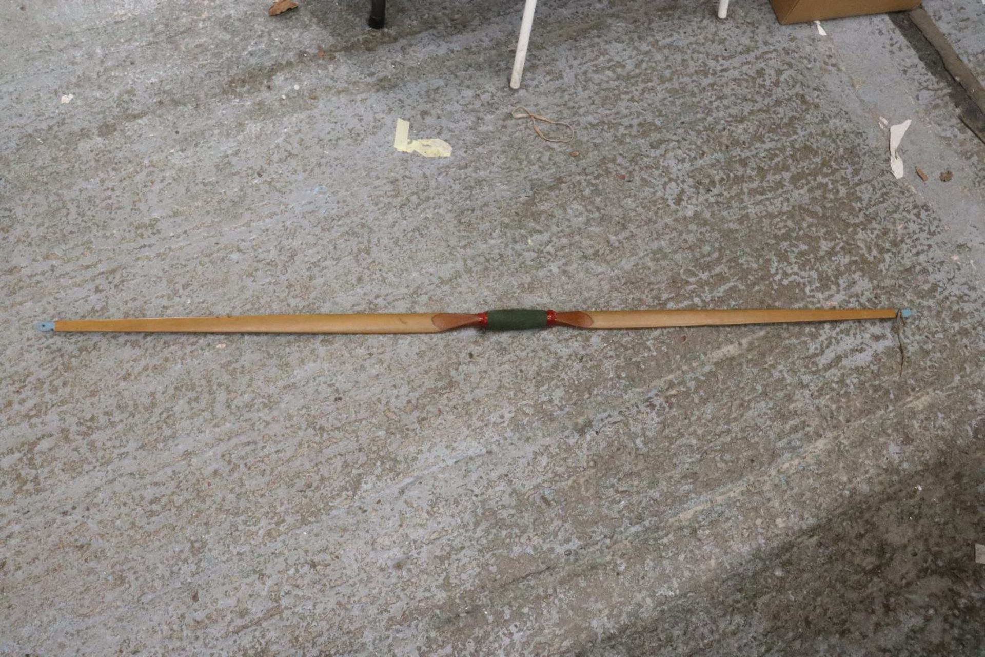 A VINTAGE LONGBOW WITH FOUR METAL TIPPED ARROWS - Image 4 of 7