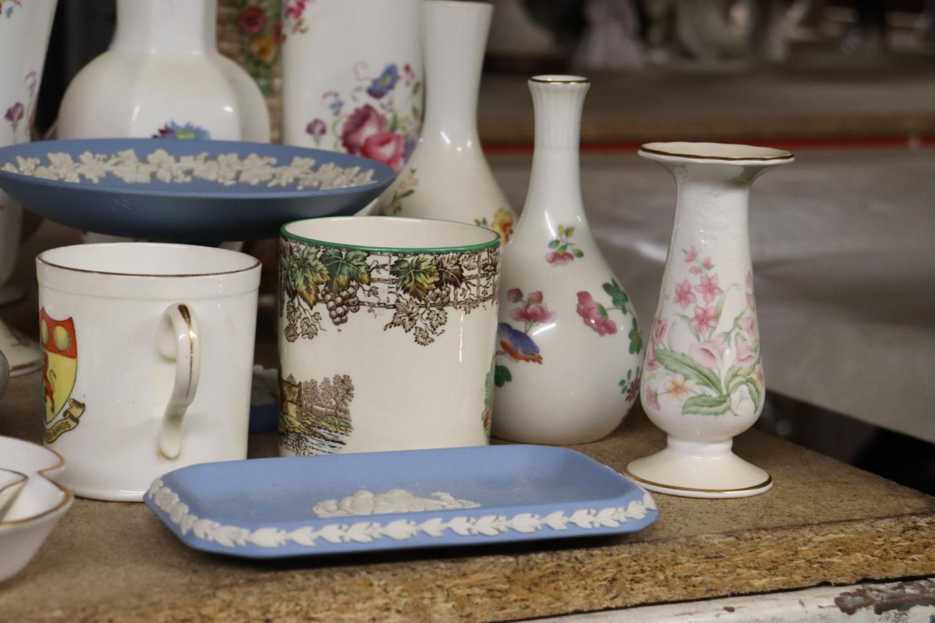 A MIXED LOT TO INCLUDE WEDGEWOOD, ROYAL ALBERT, COALPORT, ROYAL WINTON ETC - Image 4 of 7