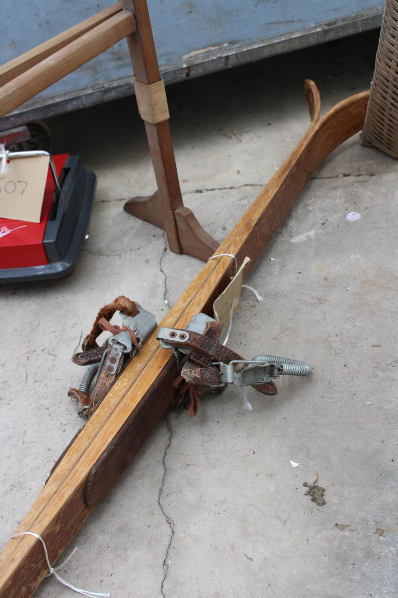 AN ASSORTMENT OF ITEMS TO INCLUDE A EWBANK AND A WOODEN CLOTHES AIRER - Image 3 of 3
