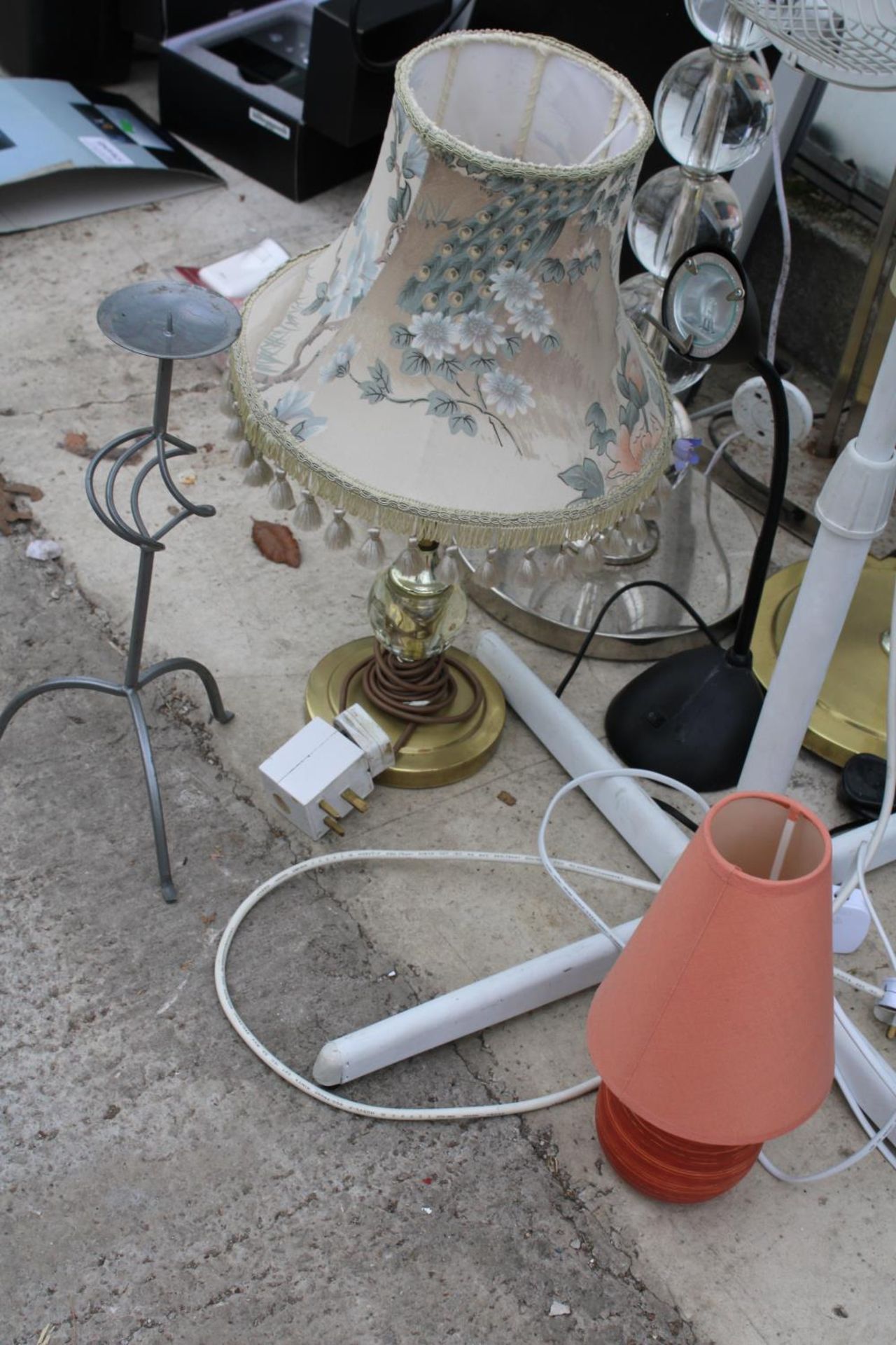 AN ASSORTMENT OF VARIOUS LAMPS AND A FLOOR FAN ETC, TO INCLUDE LAURA ASHLEY - Image 3 of 3