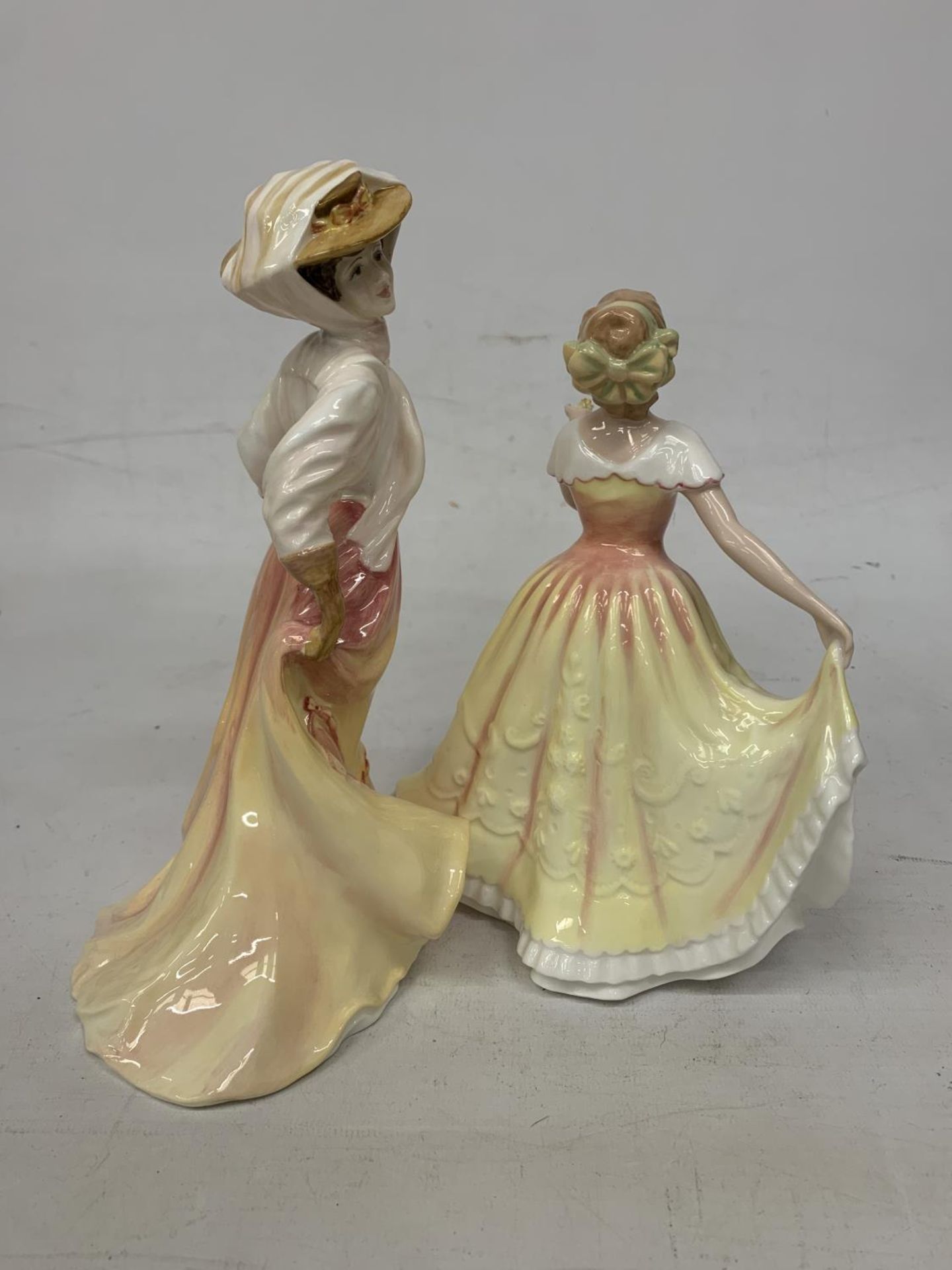 TWO ROYAL DOULTON FIGURES "THE OPEN ROAD" HN 4161 AND FIGURE OF THE YEAR " DEBORAH" HN 3644 - Bild 2 aus 4