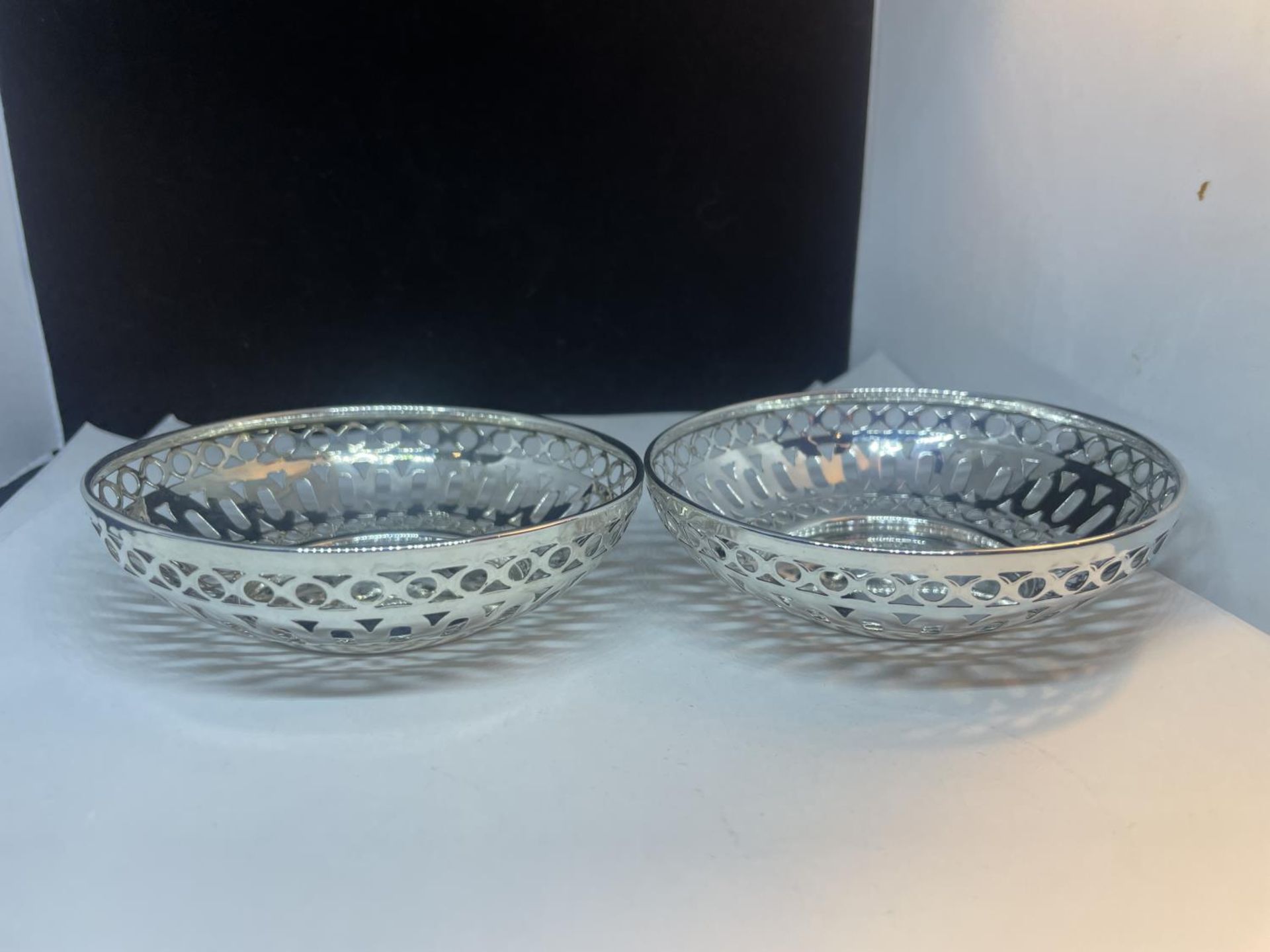 A PAIR OF HALLMARKED SHEFFIELD SILVER PIERCED DISHES - Image 2 of 5