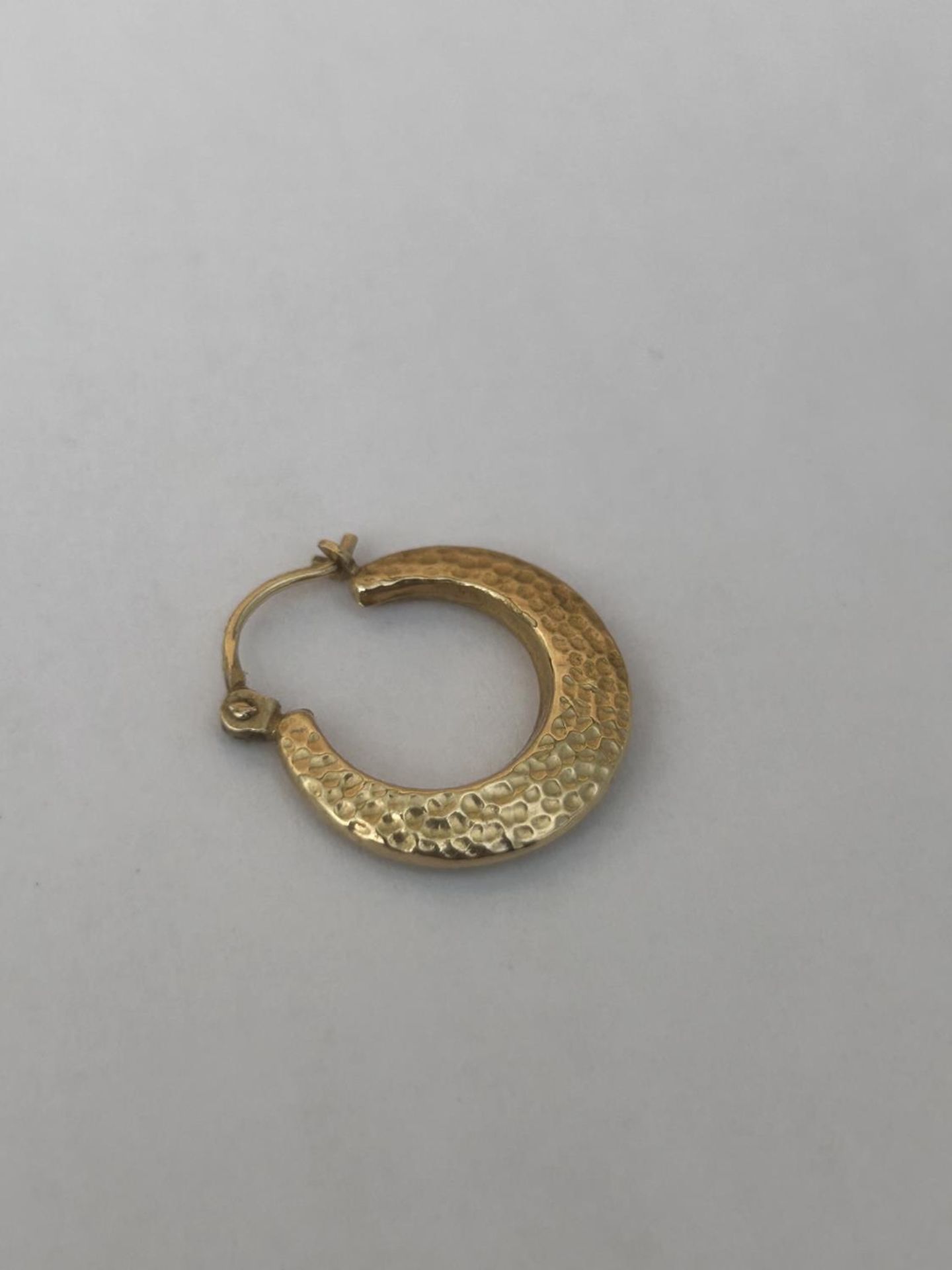 A PAIR OF 9CT GOLD HALF MOON EARRINGS, WEIGHT 1.5 G - Image 2 of 3
