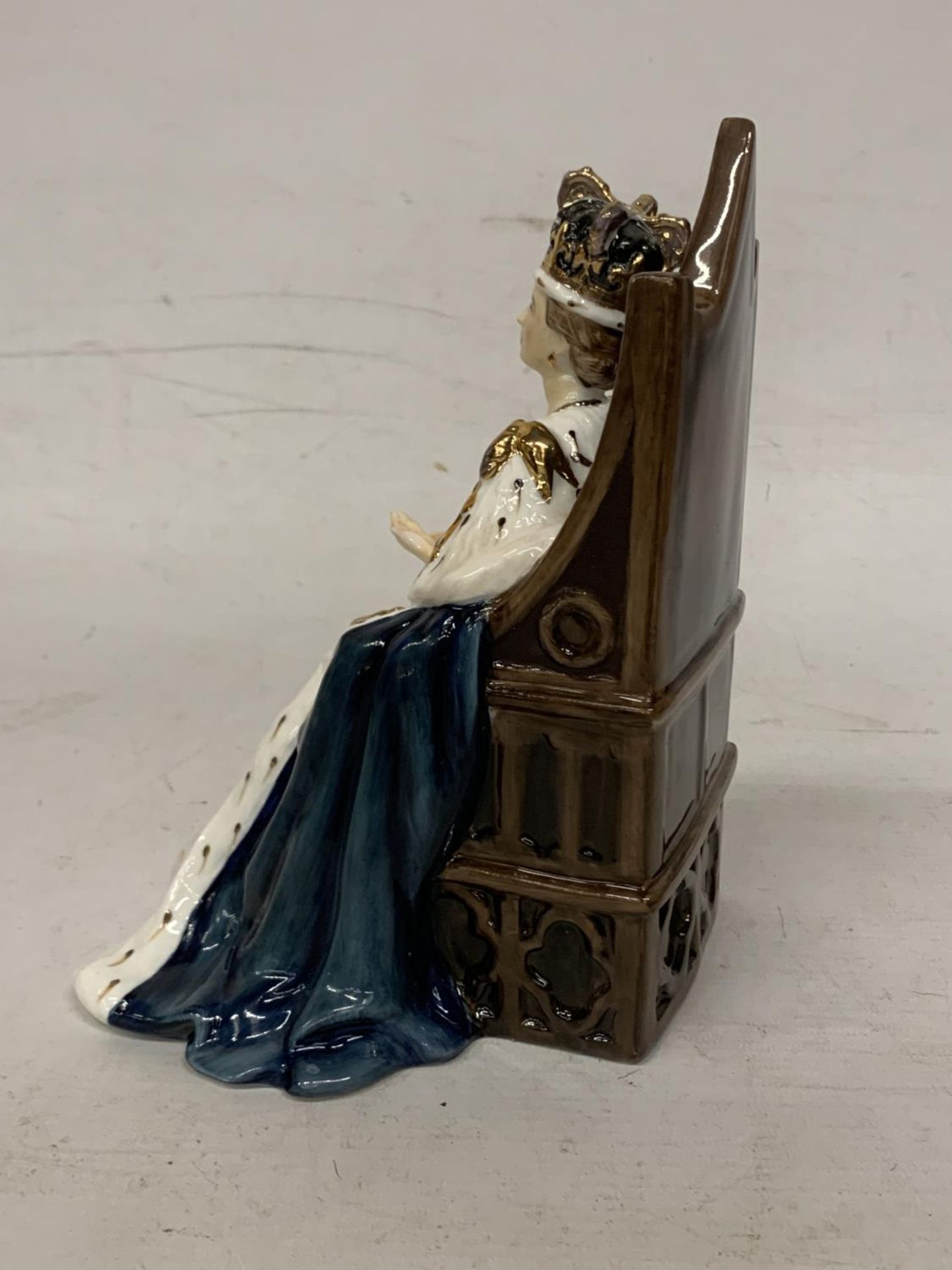 A ROYAL DOULTON FIGURE OF THE QUEEN SEATED - Bild 3 aus 4