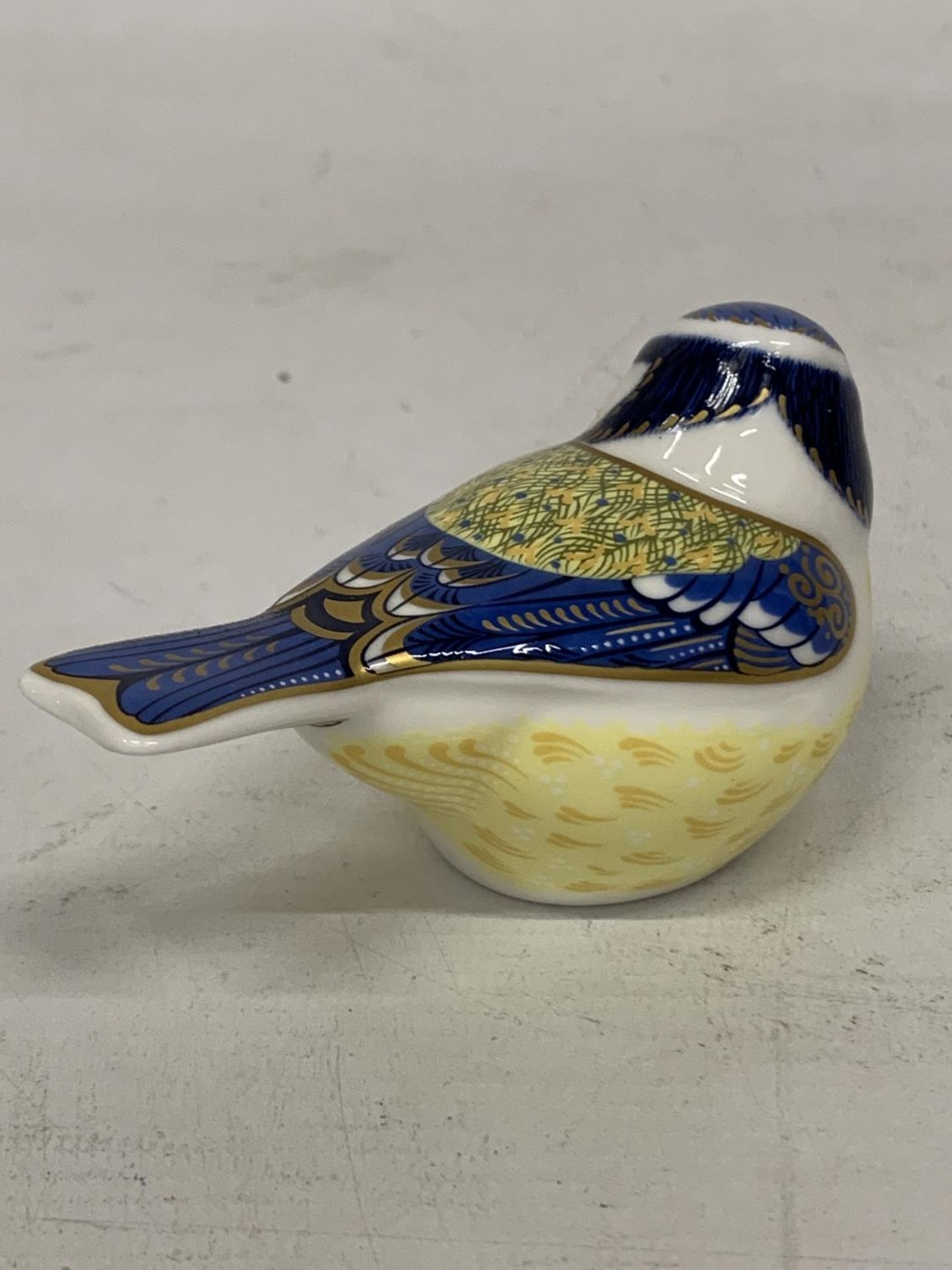 A ROYAL CROWN DERBY PAPERWEIGHT GARDEN BLUE TIT WITH GOLD COLOURED STOPPER - Image 2 of 3
