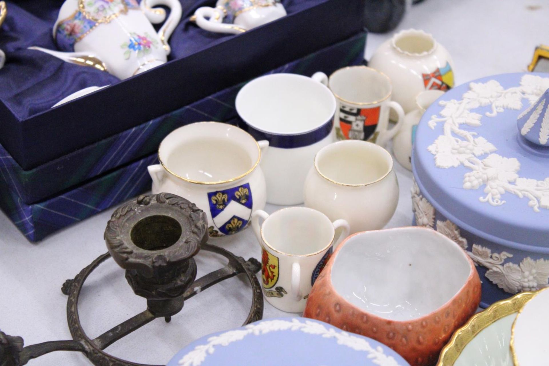 A MIXED LOT TO INCLUDE TWO WEDGEWOOD TRINKET BOXES, A LEONARDO COLLECTION MINIATURE TEASET, - Image 3 of 5