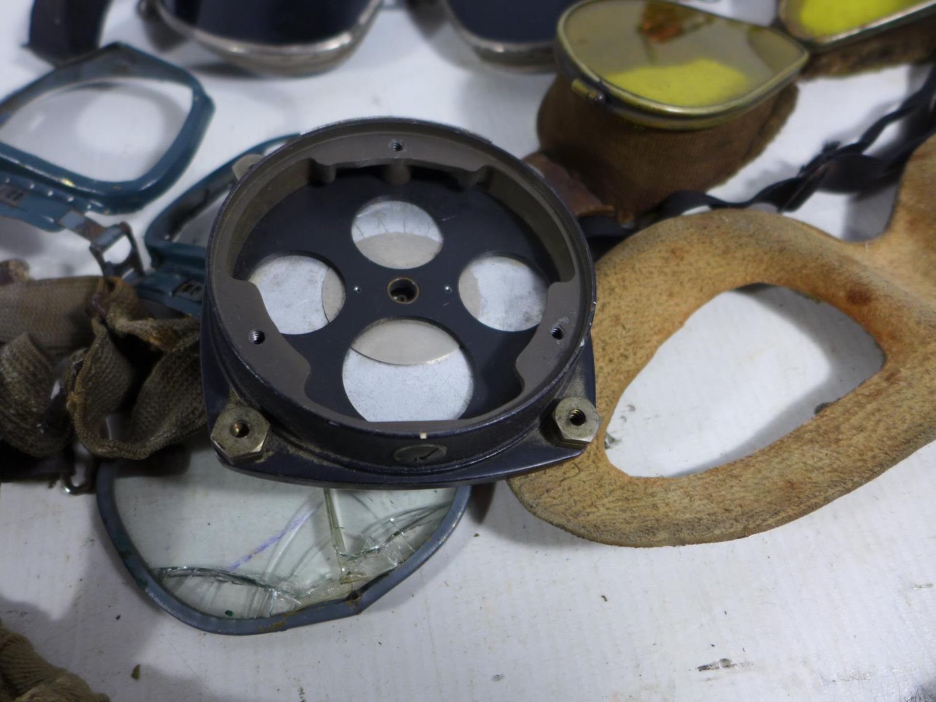 A COLLECTION OF FLYING GOGGLES, RADIO COMPASS DIAL, MODEL ENGINE ETC - Bild 5 aus 5