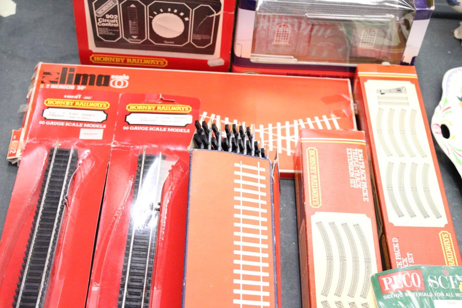 A MIXED LOT OF HORNBY RAILWAYS ITEMS TO INCLUDE TRACK, SCENIC MATERIALS, CIRCUIT CONTROL ETC - Image 6 of 6