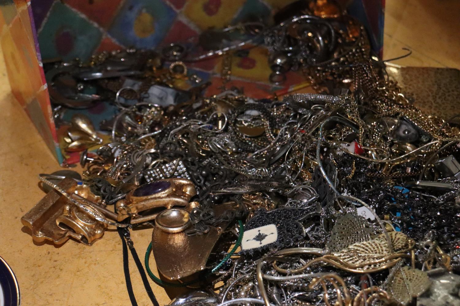 A LARGE QUANTITY OF COSTUME JEWELLERY TO INCLUDE NECKLACES, CHAINS, BRACELETS, ETC - Image 6 of 6