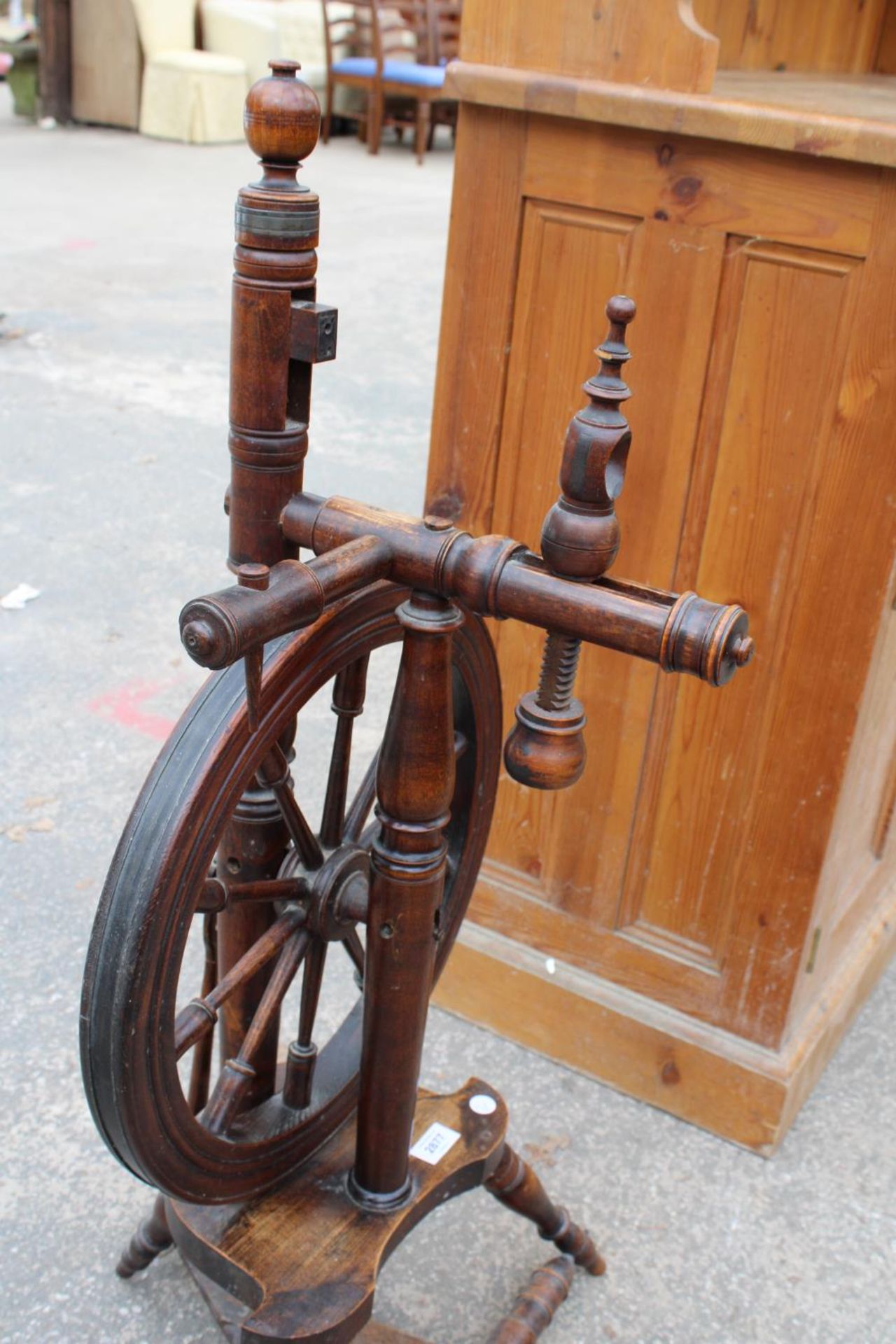 A BEECH FRAMED SPINNING WHEEL ON TURNED LEGS AND STRETCHERS - Bild 4 aus 5