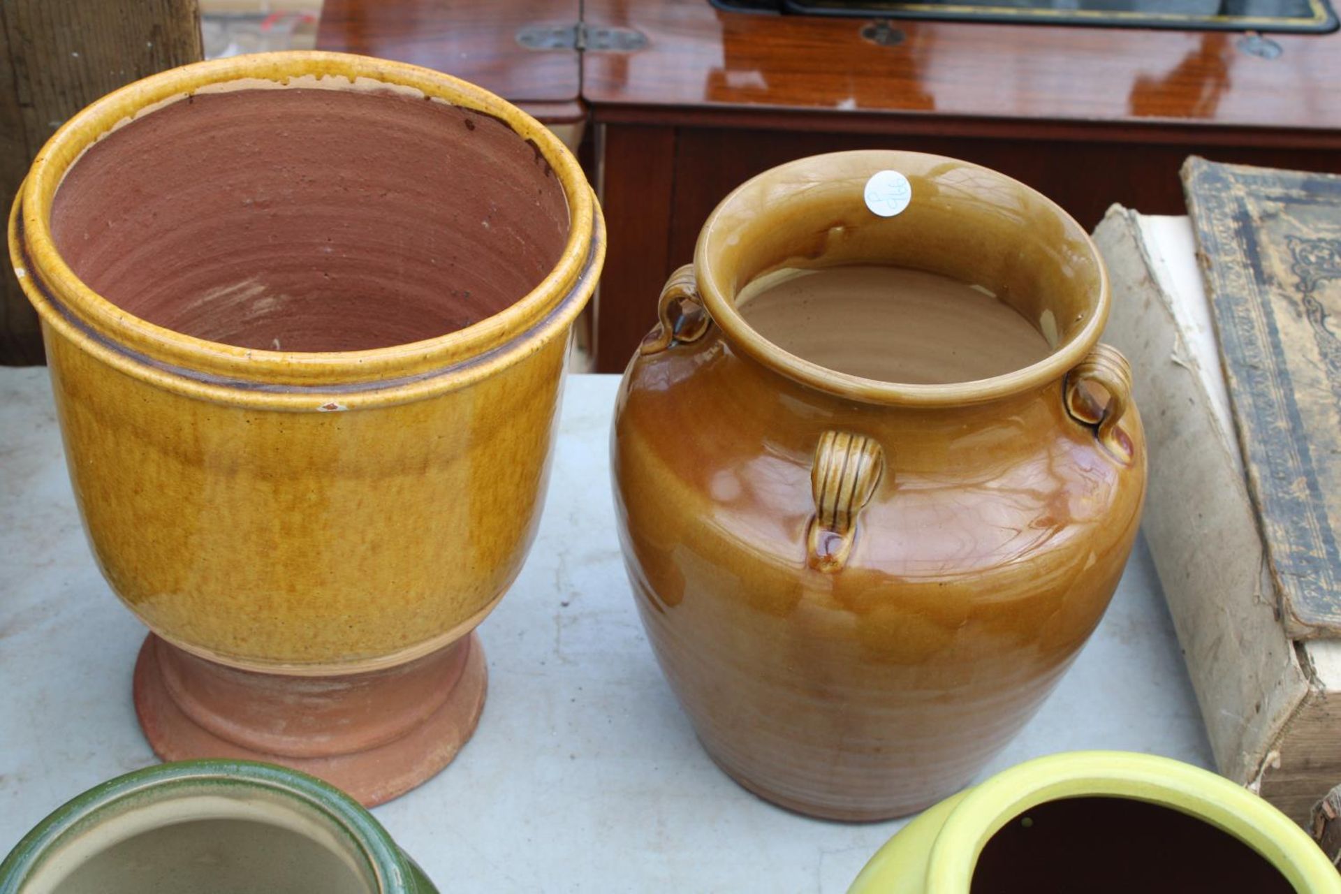 FOUR VARIOUS STONEWARE POTS - Bild 2 aus 3