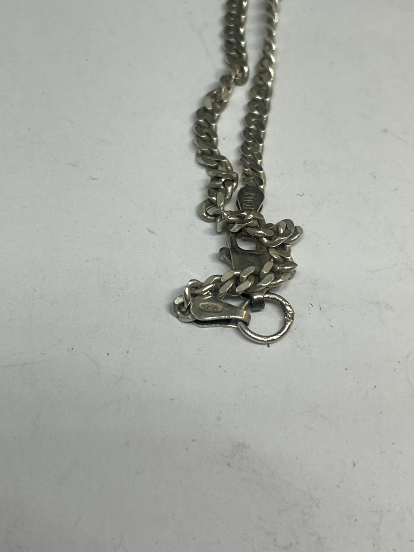 A SILVER KEY NECKLACE IN A PRESENTATION BOX - Image 3 of 3