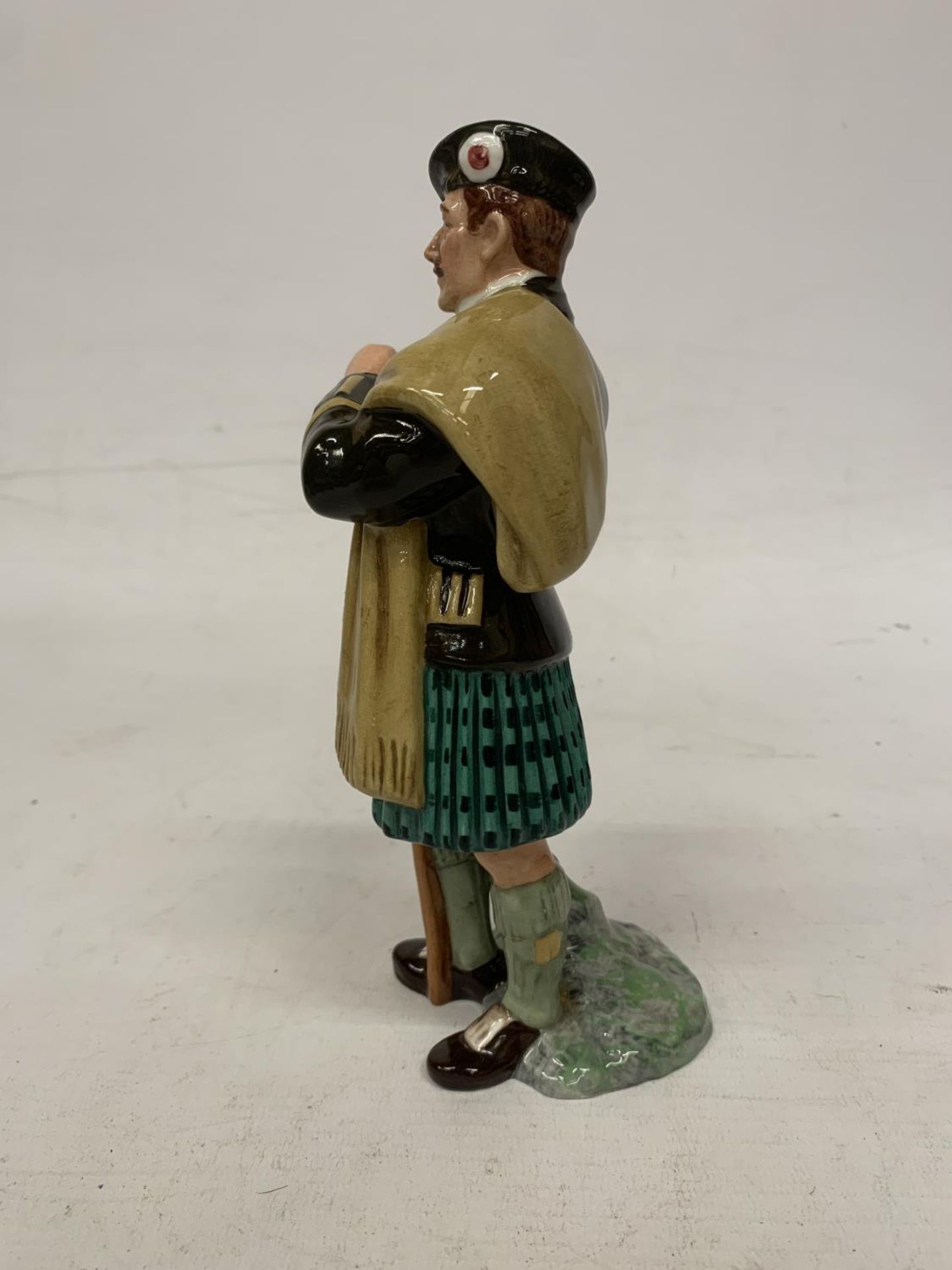 A ROYAL DOULTON FIGURE "THE LAIRD" HN 2361 - Image 3 of 4