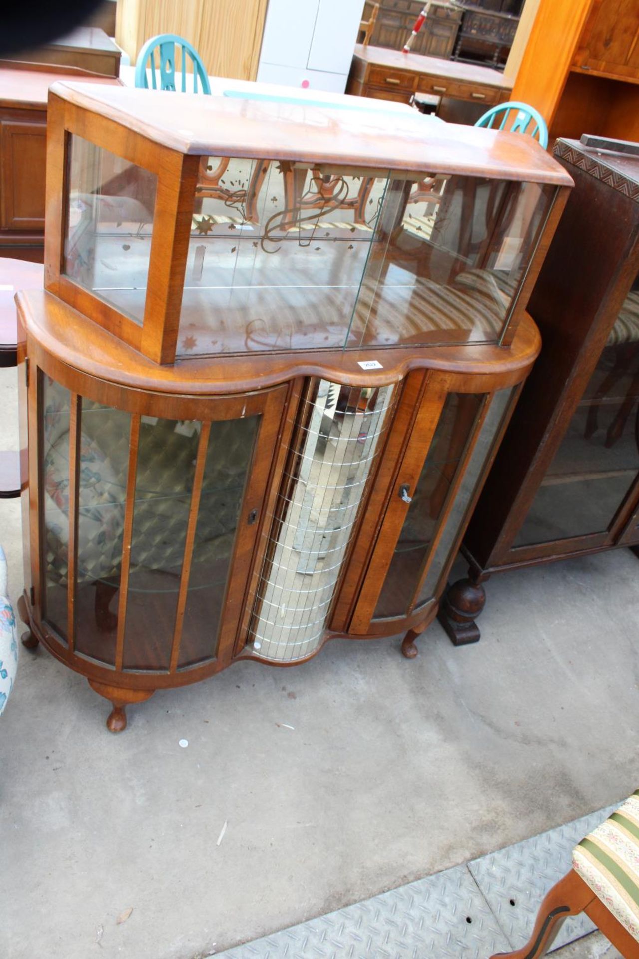 A MID 20TH CENTURY WALNUT DISPLAY CABINET ENCLOSING REVOLVING MIRRORED 4 BOTTLE WINE RACK, 40" WIDE
