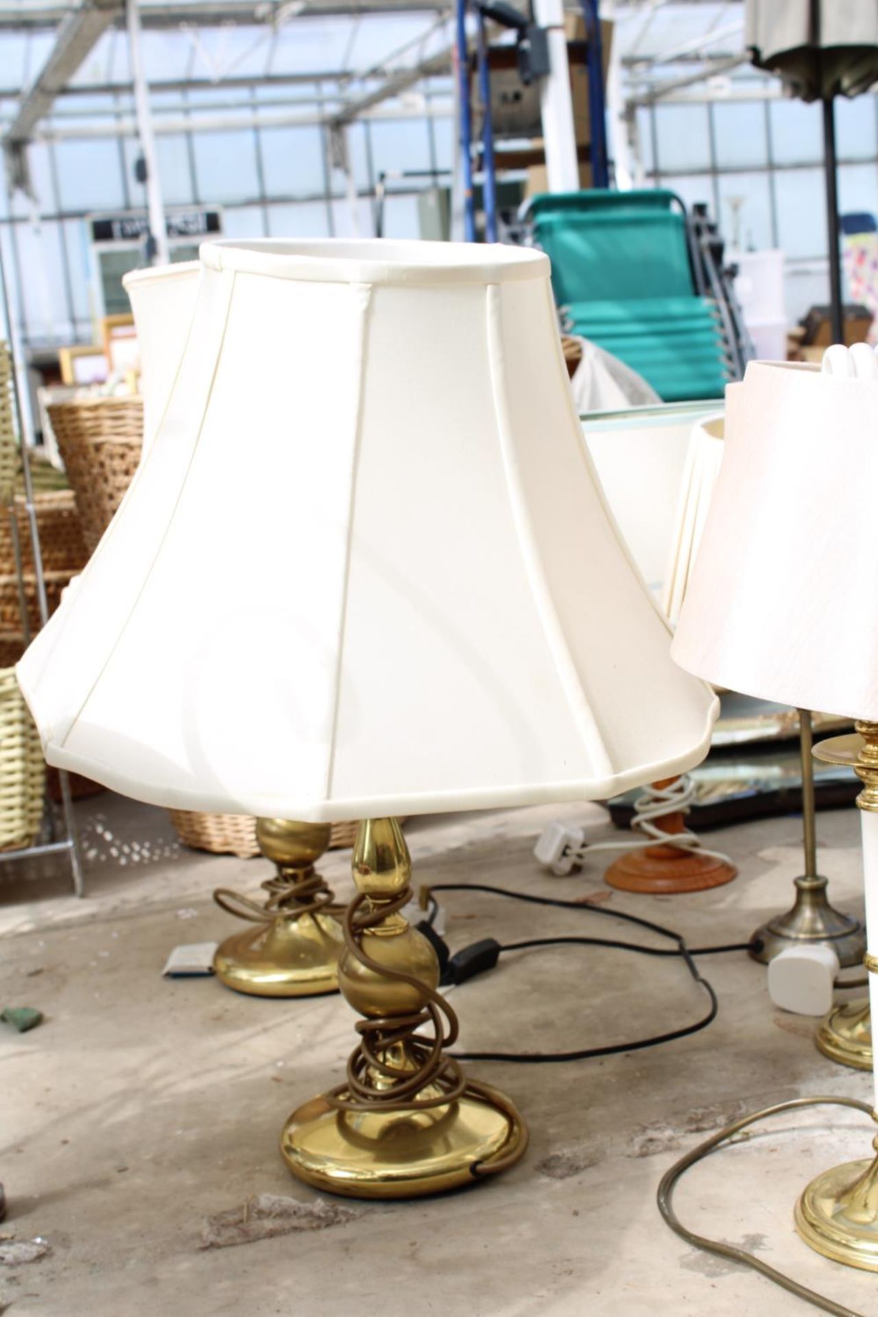 SIX VARIOUS TABLE LAMPS WITH SHADES - Image 3 of 3