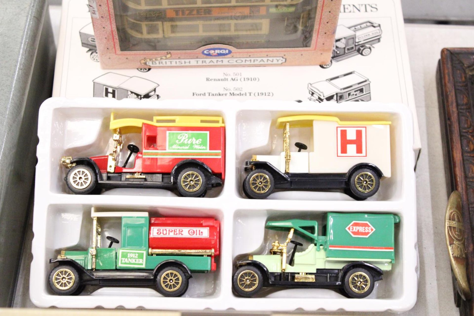 A MIXED LOT OF BOXED VEHICLES TO INCLUDE CORGI AND DINKY - Bild 5 aus 7