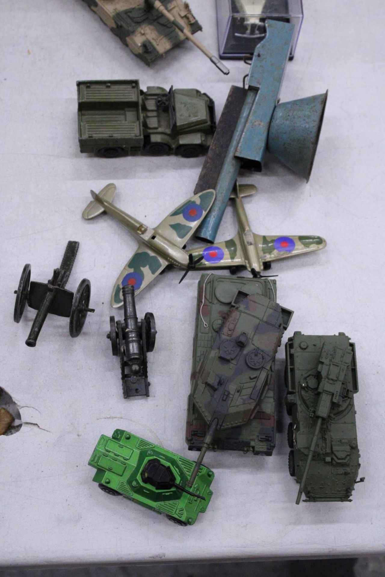 A QUANTITY OF MILITARY MODEL PLANES AND TANKS, ETC - Image 2 of 7