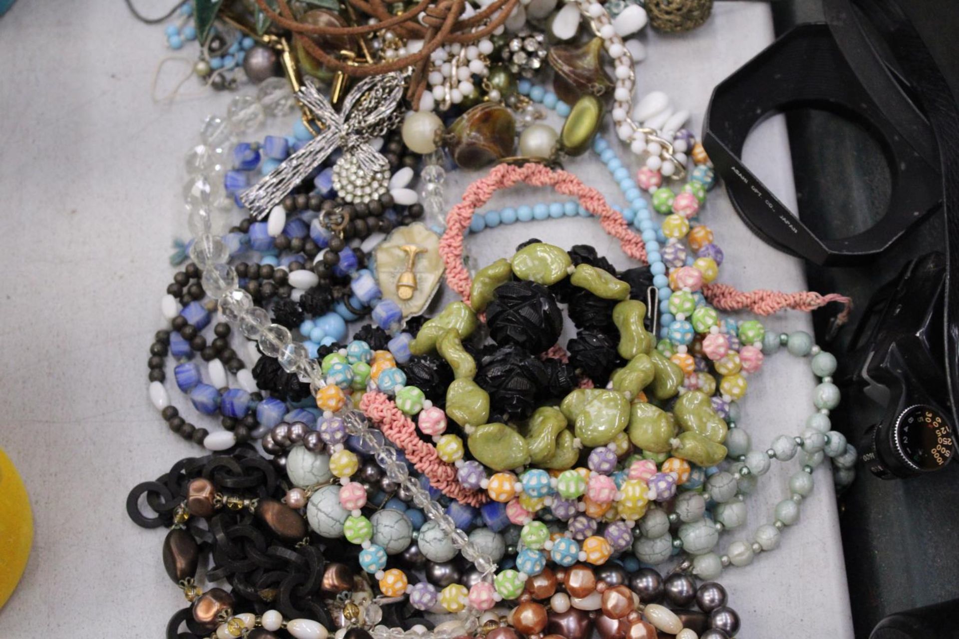 A MIXED LOT OF COSTUME JEWELLERY TO INCLUDE EARRINGS, NECKLACES ETC - Image 5 of 7