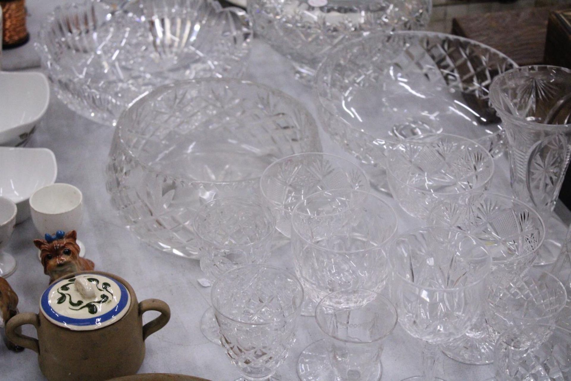 A LARGE QUANTITY OF GLASSWARE TO INCLUDE BOWLS, VASES, WINE GLASSES, ETC - Image 4 of 6