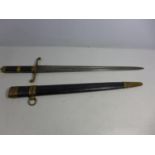 A VINTAGE HUNTING SWORD AND SCABBARD, 42CM BLADE, LENGTH 58CM