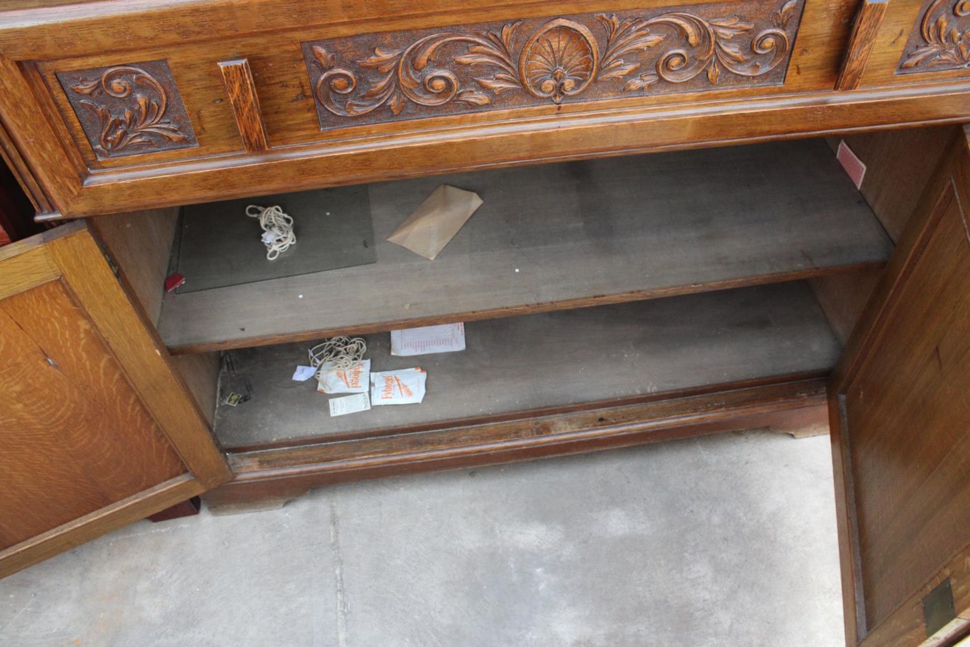 AN OAK ART NOUVEAU INFLUENCE SIDEBOARD/SECRETAIRE WITH FITTED INTERIOR, LOW MIRROR-BACK AND CARVED - Image 6 of 7